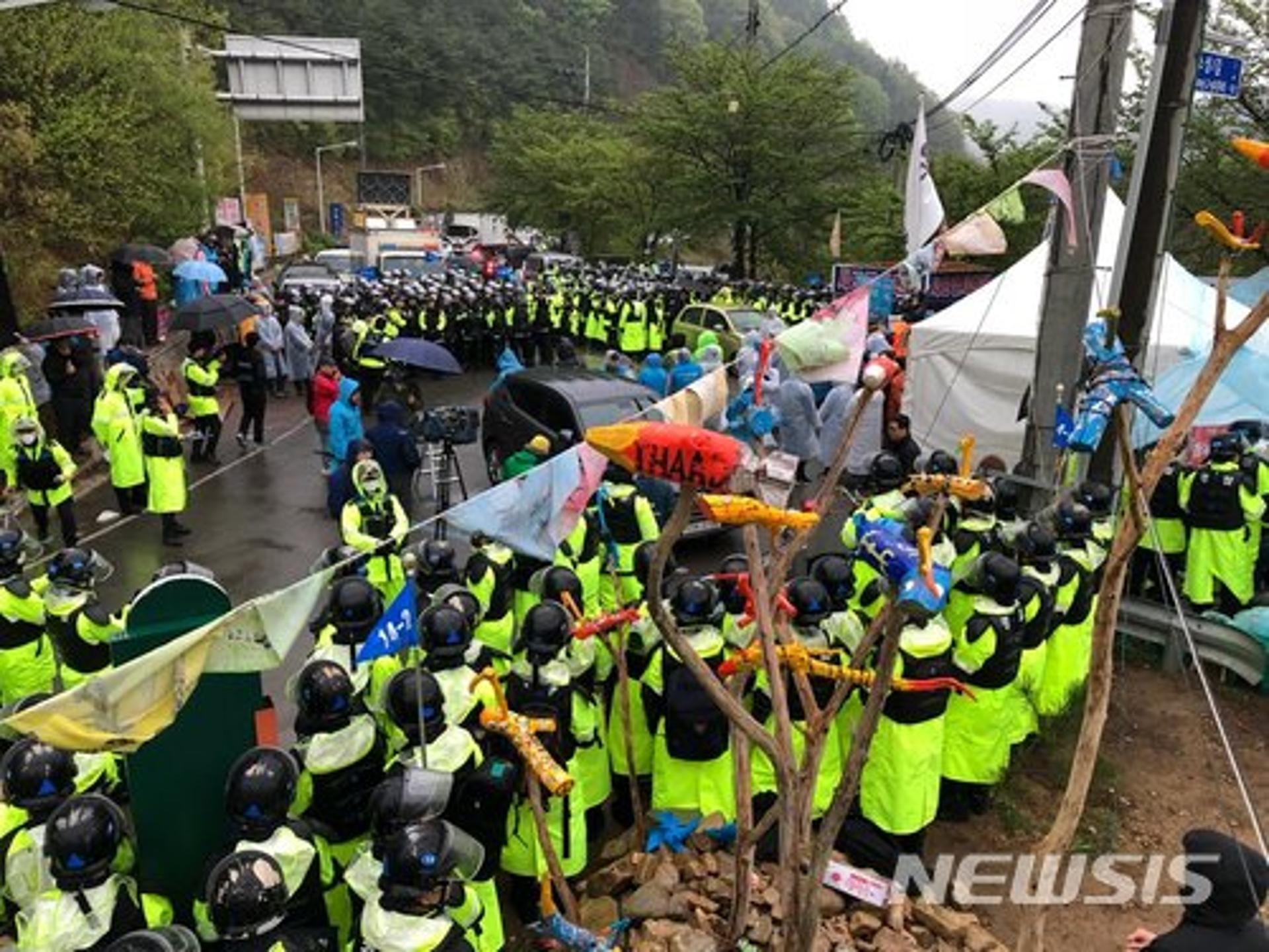 [속보] 사드기지 진밭교서 경찰 강제해산 시작… 주민과 충돌