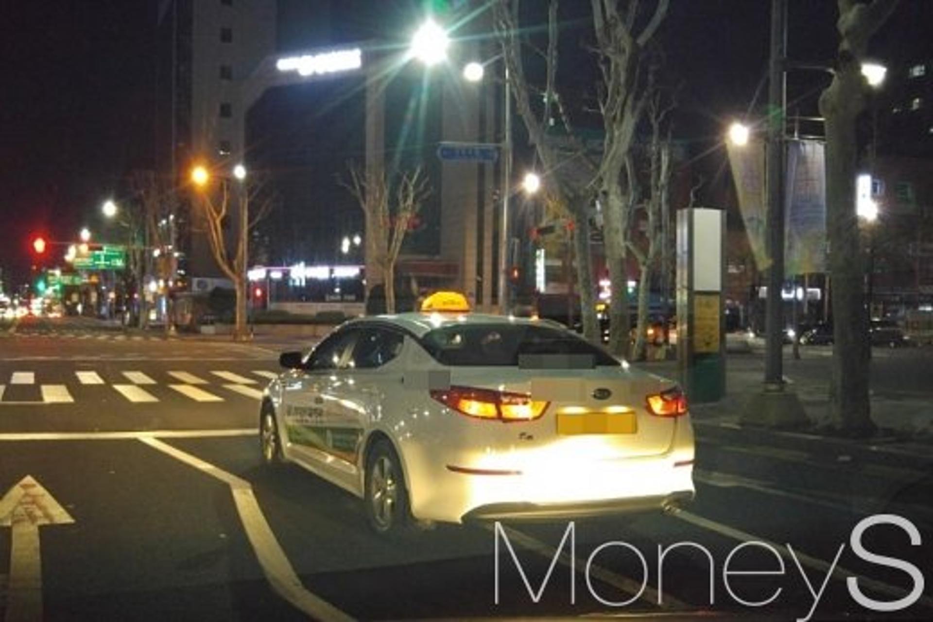 [박찬규의 1단기어] 택시 지붕 빨간등은 뭐지?