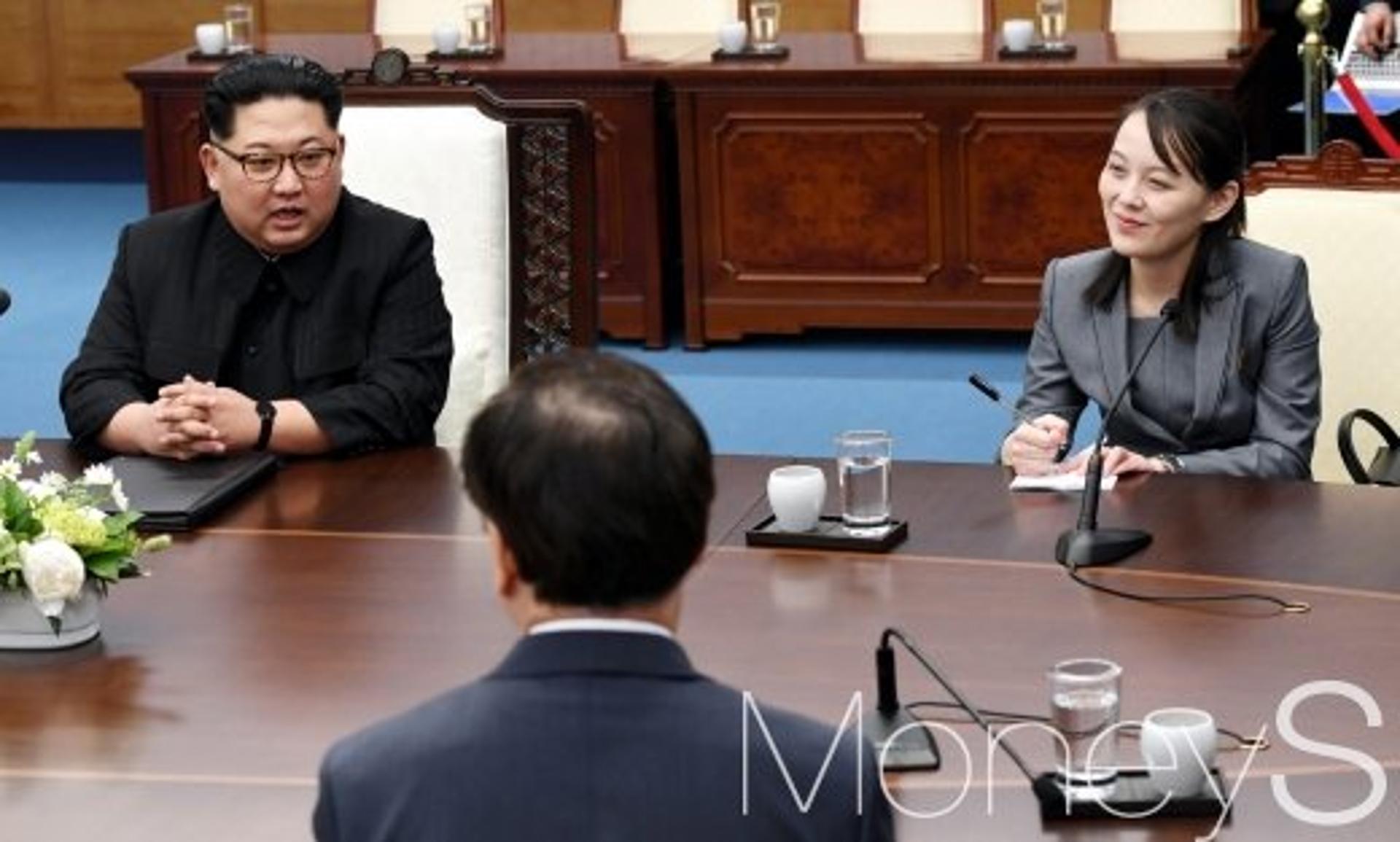 김여정, 김정은 밀착 보조로 존재감 과시