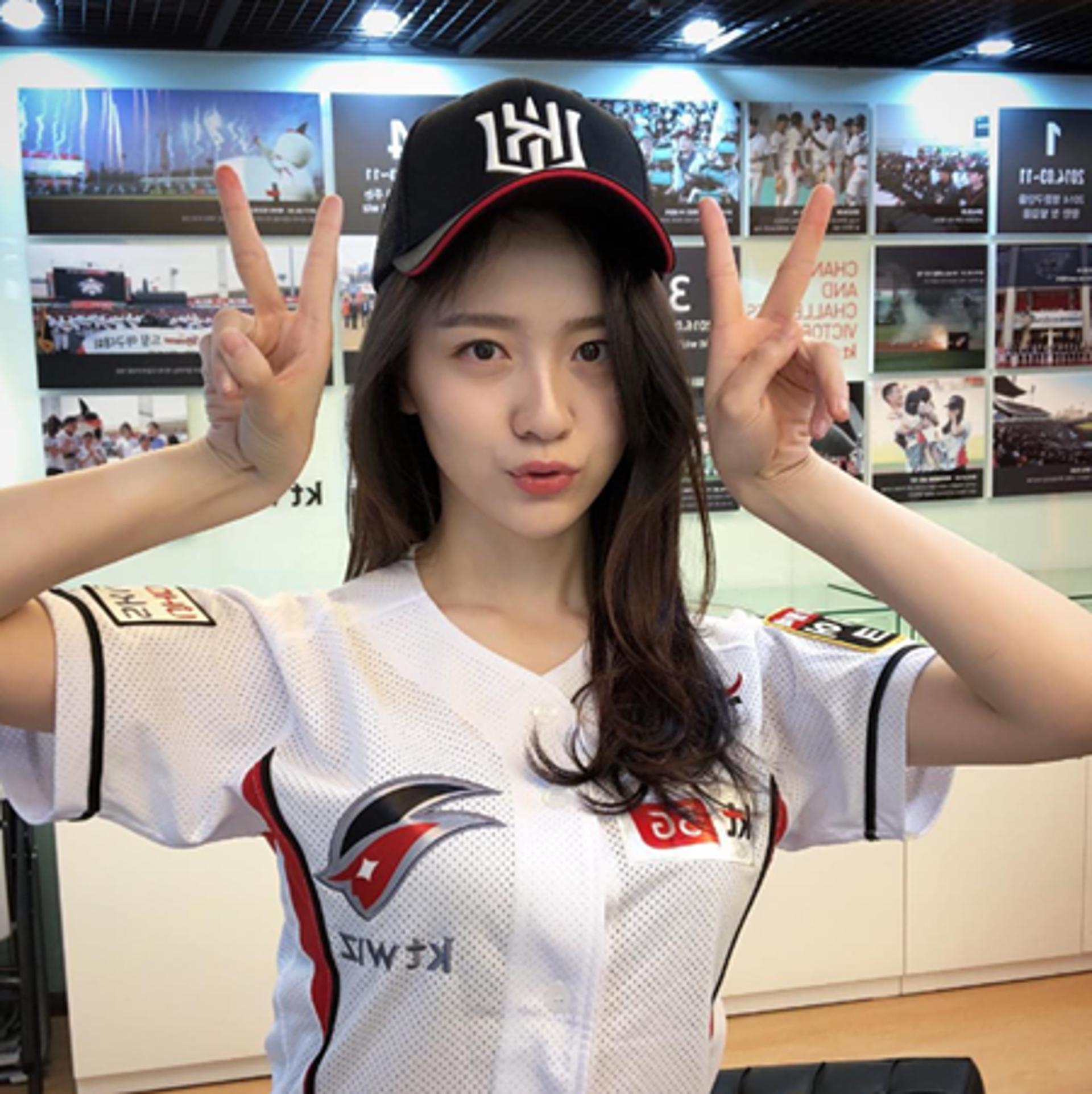 박지현 시구, KT위즈 흥행 위한 인증샷… "두근두근"