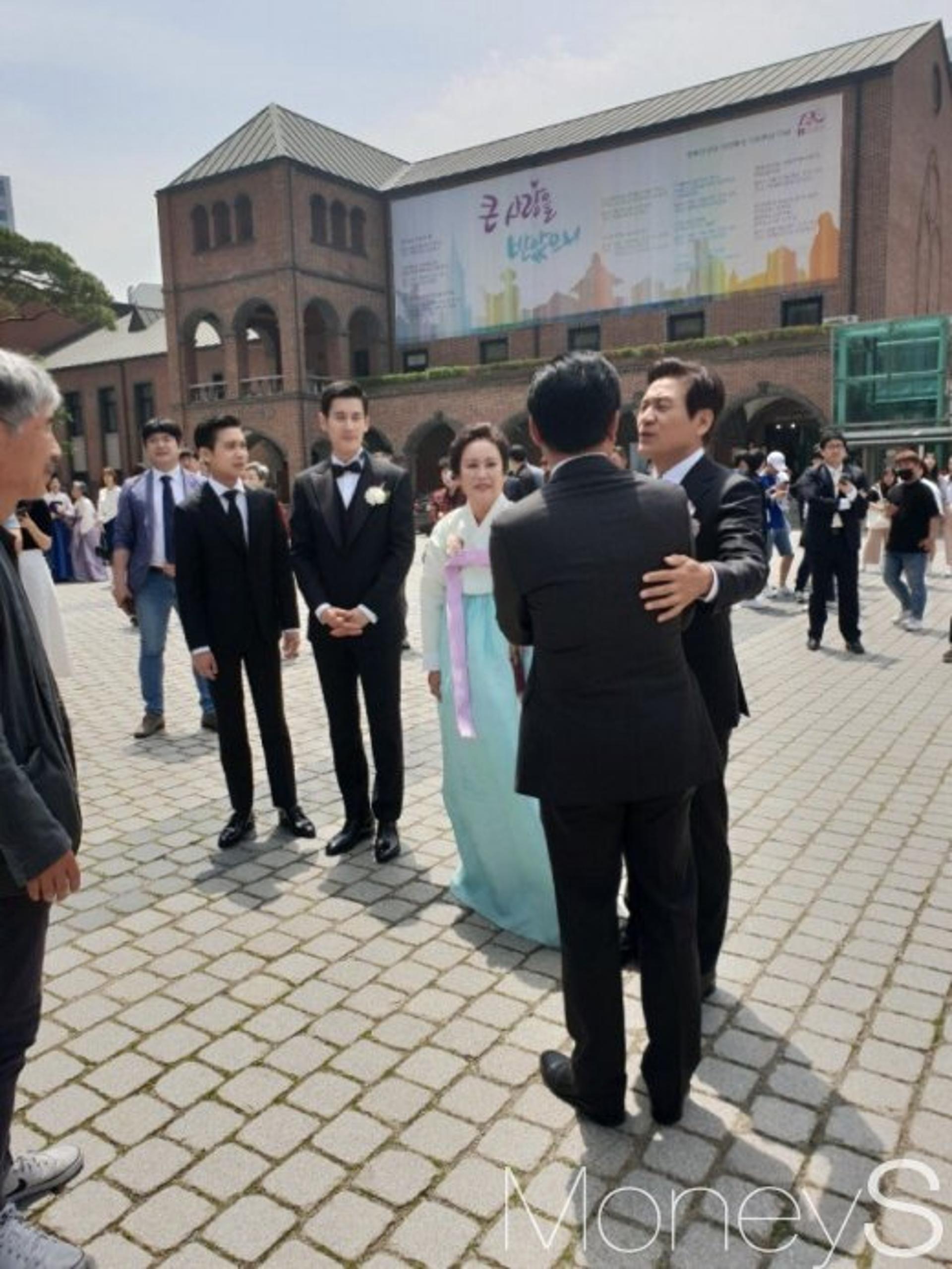 안성기 아들 안다빈, 오늘(11일) 명동성당서 결혼… 훤칠한 외모 '눈길'
