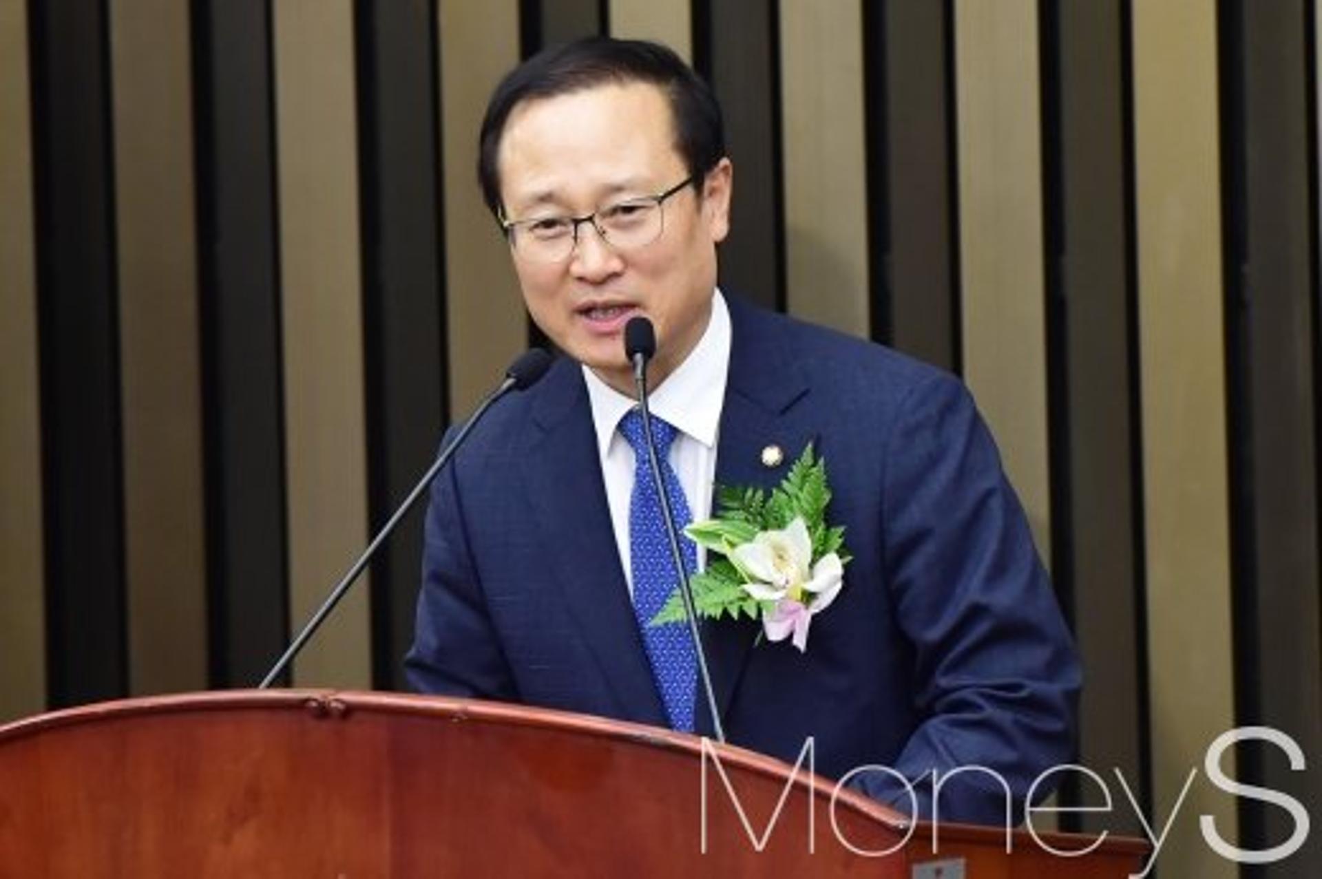민주당 원내대표 홍영표 선출, 한국당 "조건없는 '드루킹 특검' 수용이 최우선"