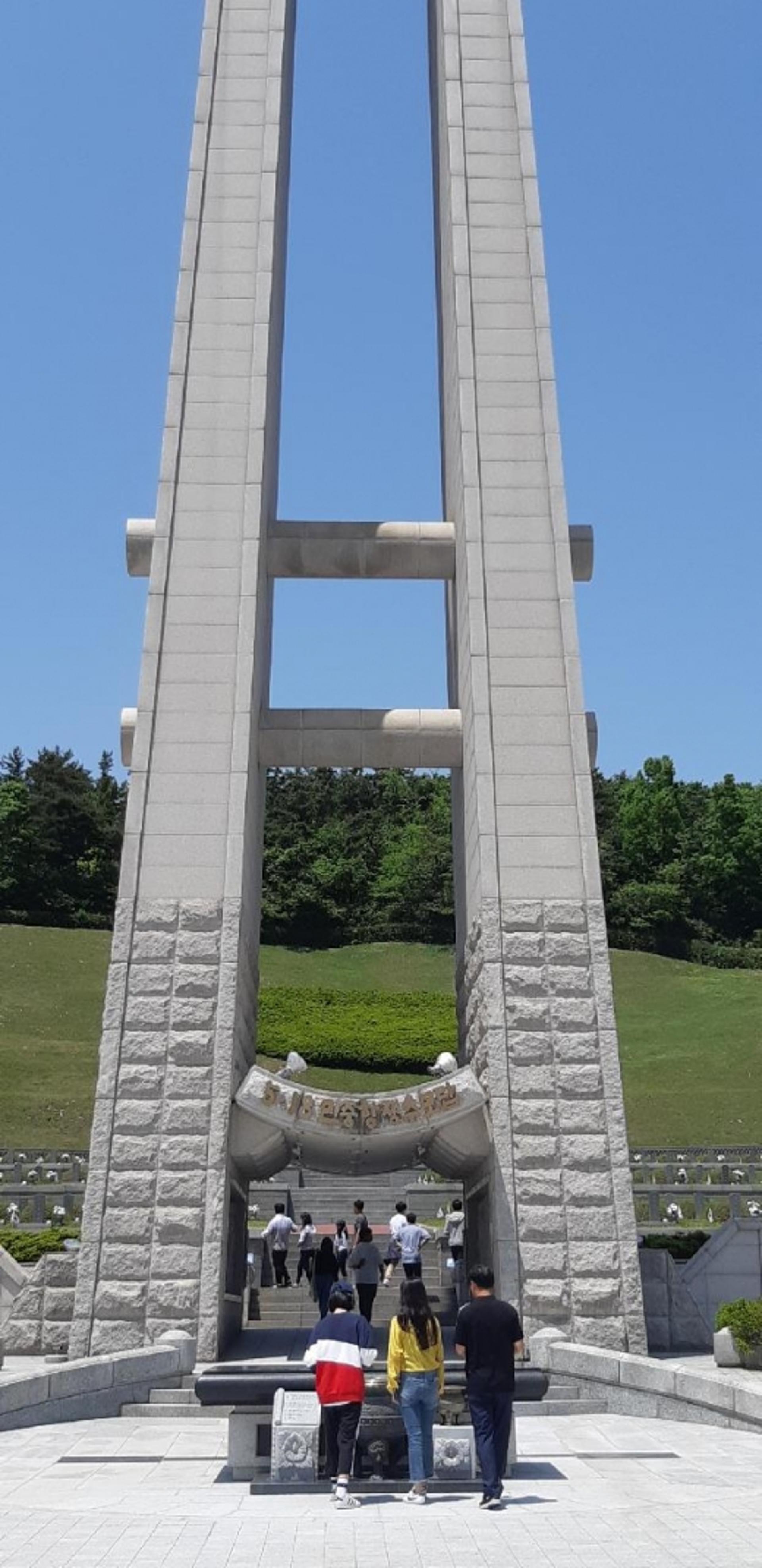 추모객 발길 이어지는 광주 5·18민주묘지