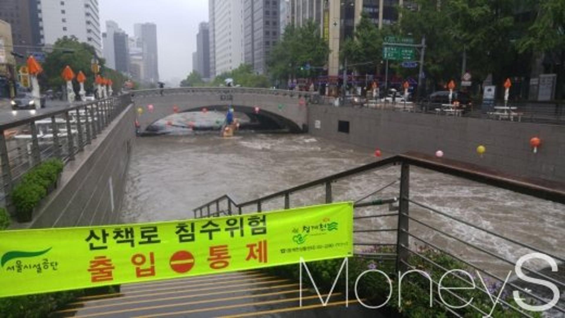수도권에 내린 폭우, 청계천 산책로 통제·지하철 지연