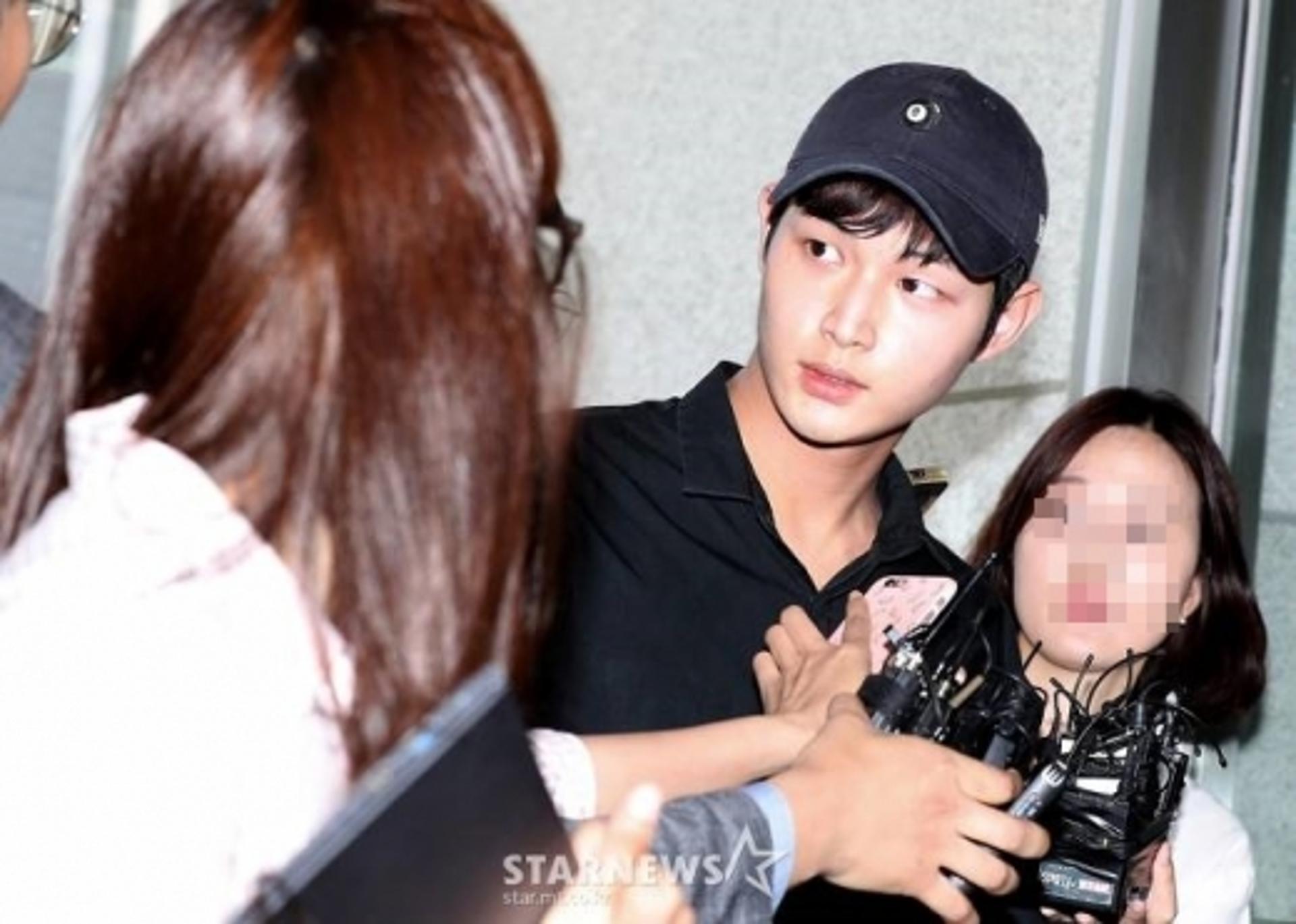 '동료 연예인 성추행 의혹' 이서원 검찰 소환… 취재진 질문에 '묵묵부답'