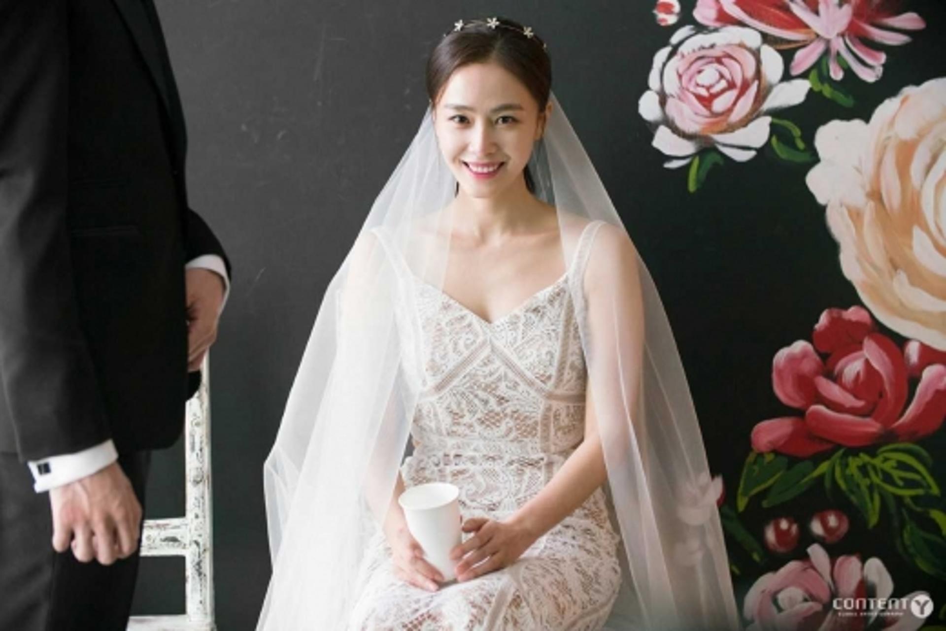 [★화보] 홍수현, '청순+우아美' 넘치는 웨딩드레스 자태 보니