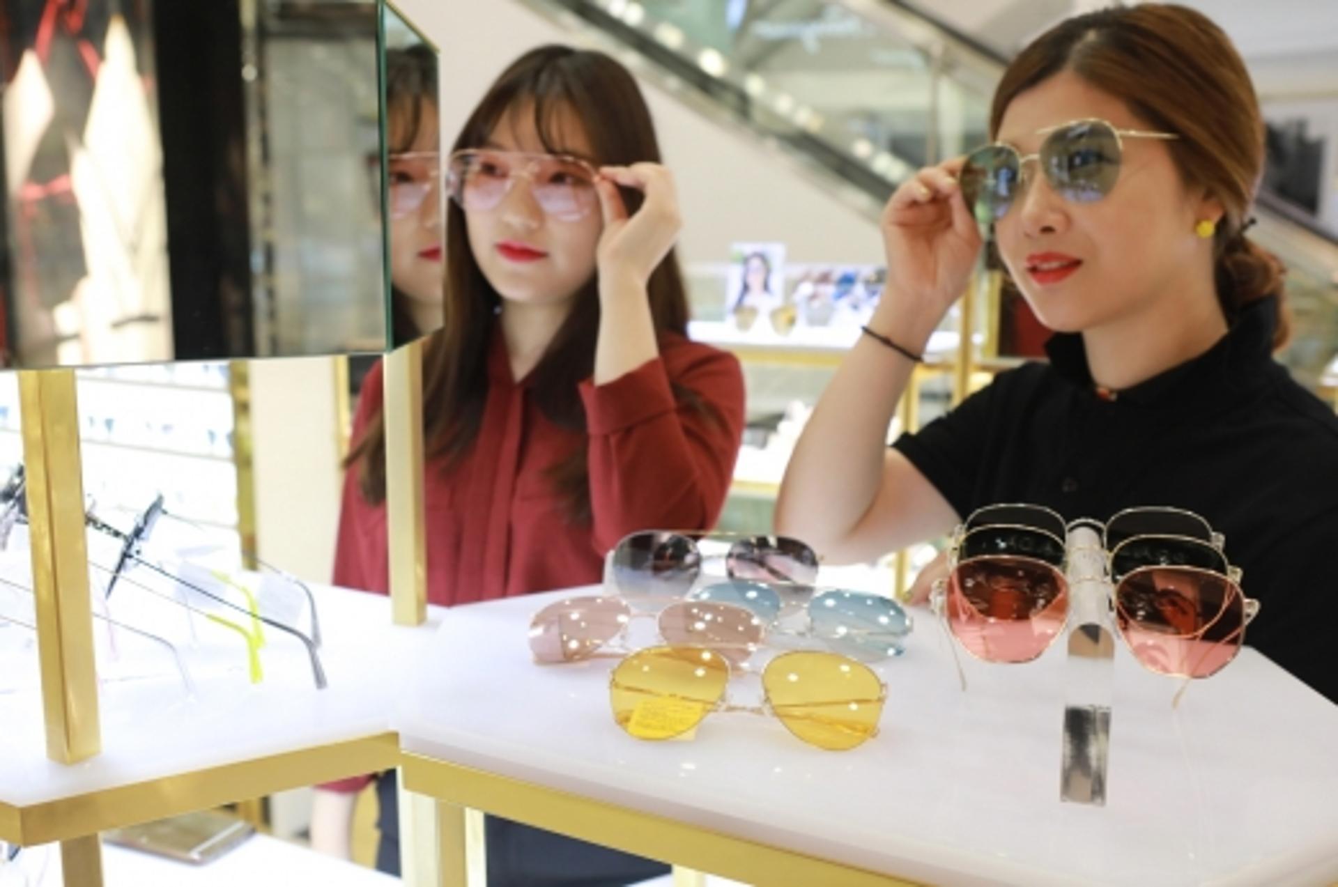 "검은색은 싫다"… 롯데백광주점, '틴트렌즈 선글라스' 선보여