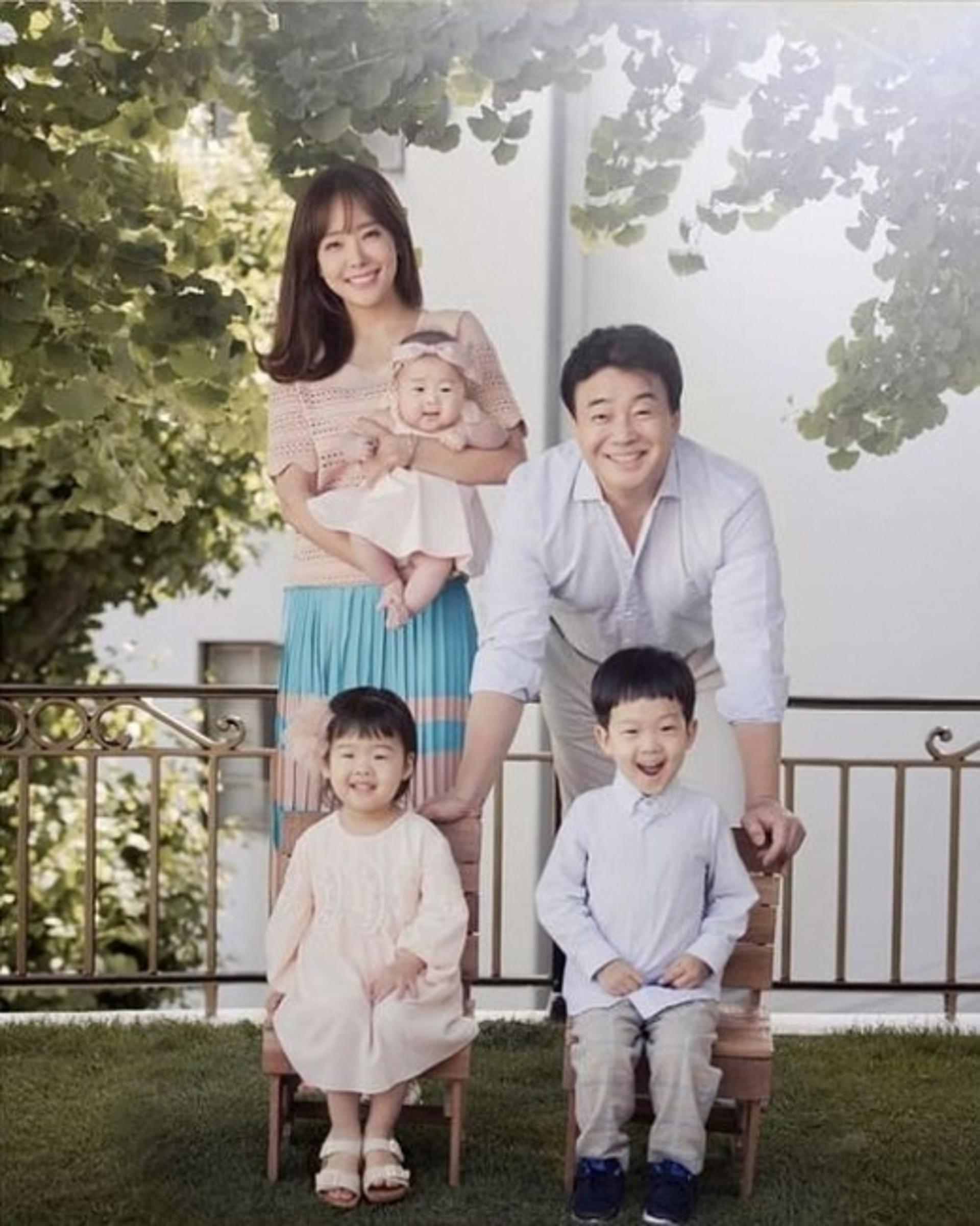 소유진 백종원, 붕어빵 가족사진 공개… "엄마 아빠 반반"