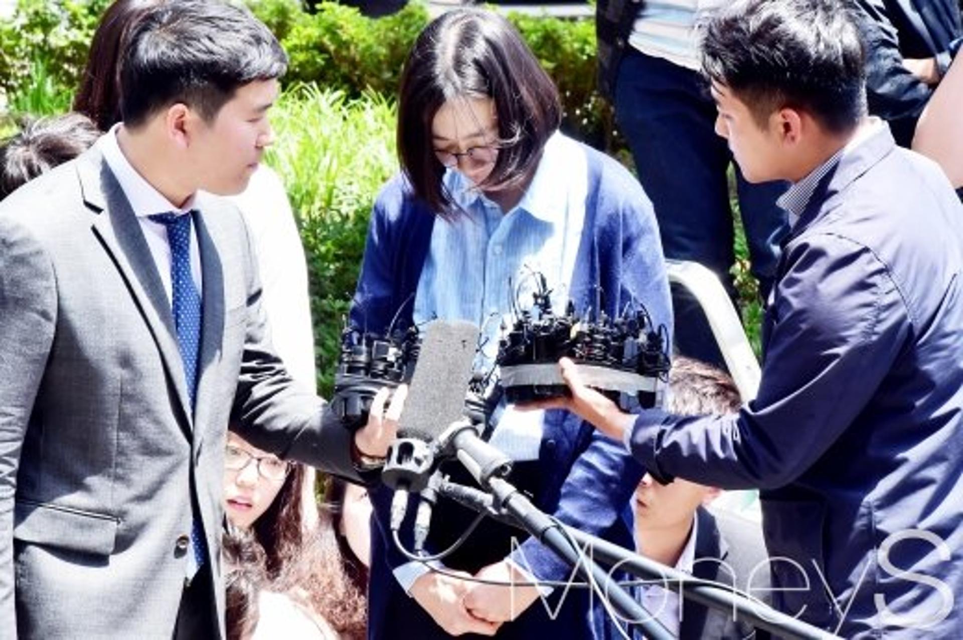 같은 날 나란히 포토라인에 서는 모녀… 이명희 영장실질검사, 조현아 밀수혐의