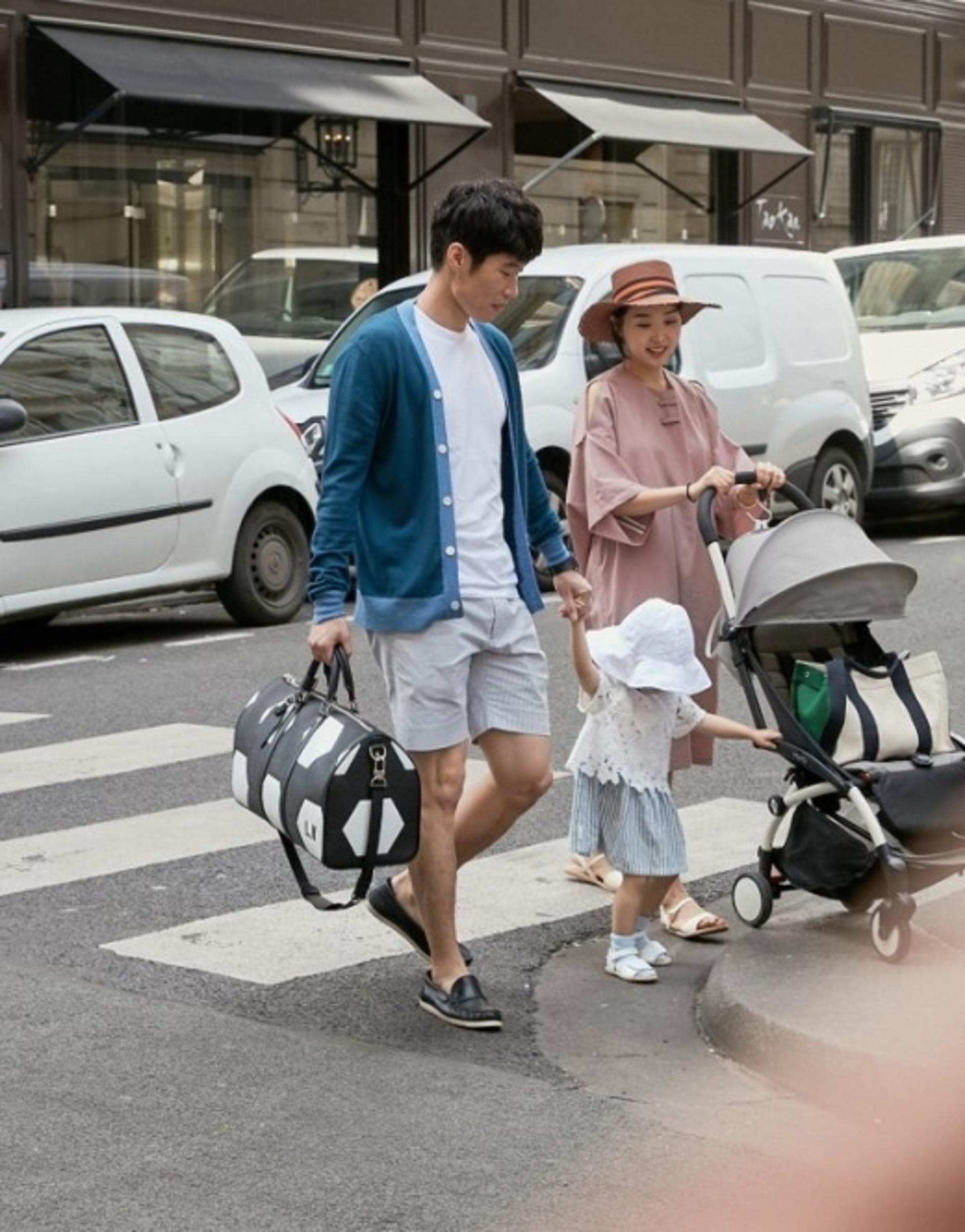 박지성 김민지, 프랑스 파리서 포착… "딸과 함께한 하루"