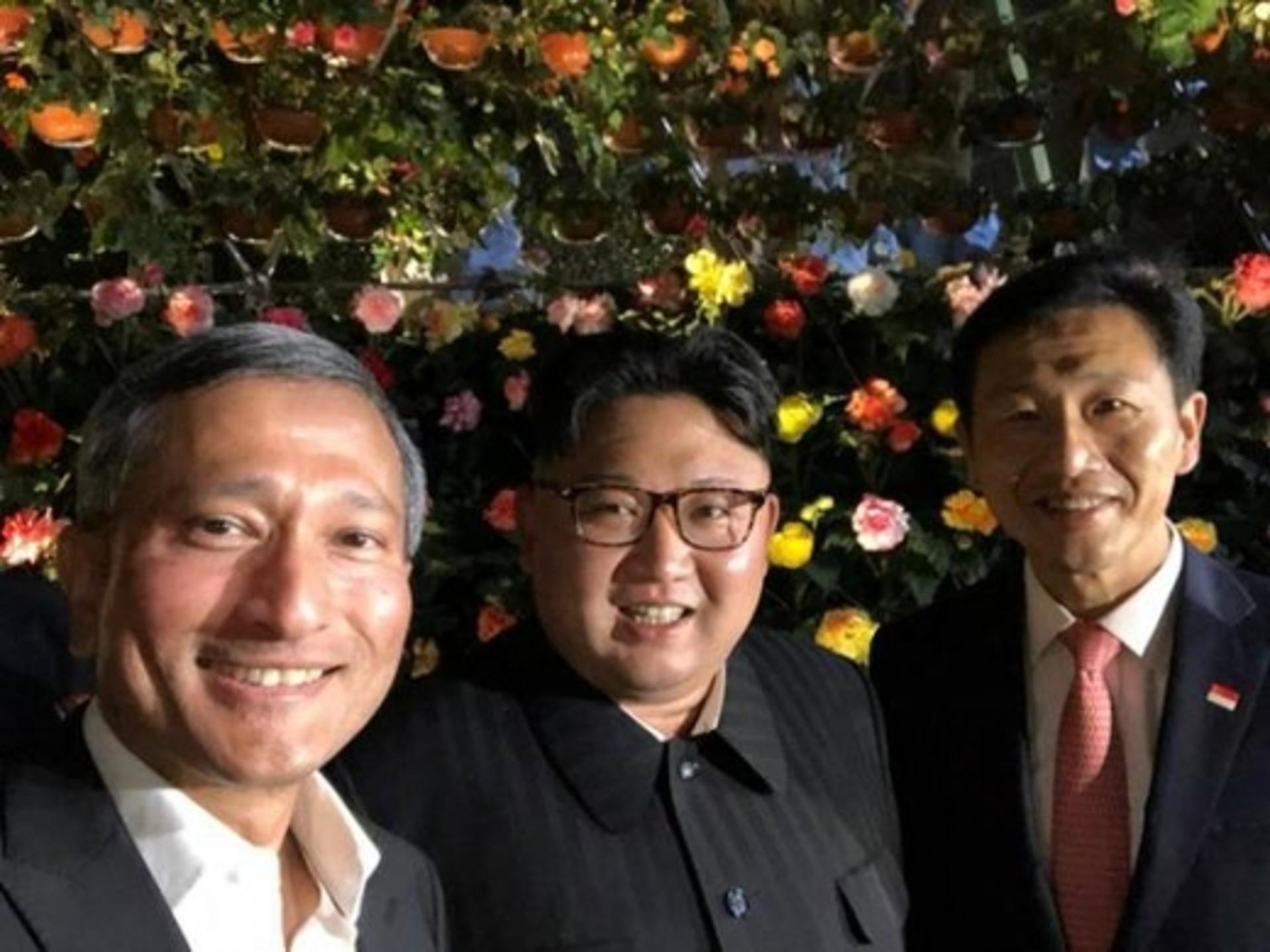 '깜짝 외출' 김정은 셀카, 관광명소 투어 중 '찰칵'