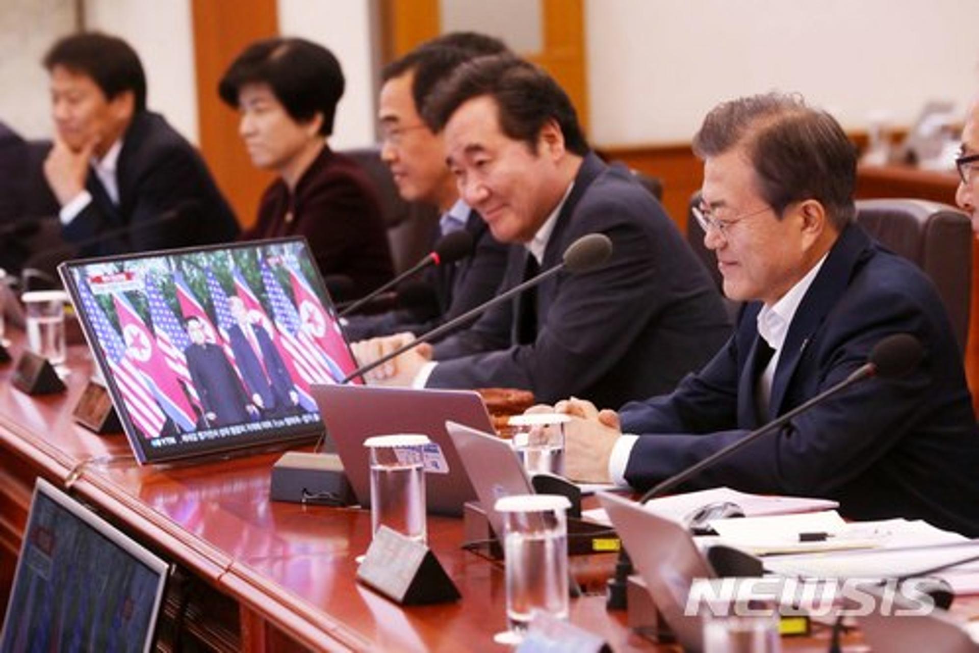 문재인 대통령, 흐뭇한 미소로 '북미정상회담' 생중계 시청