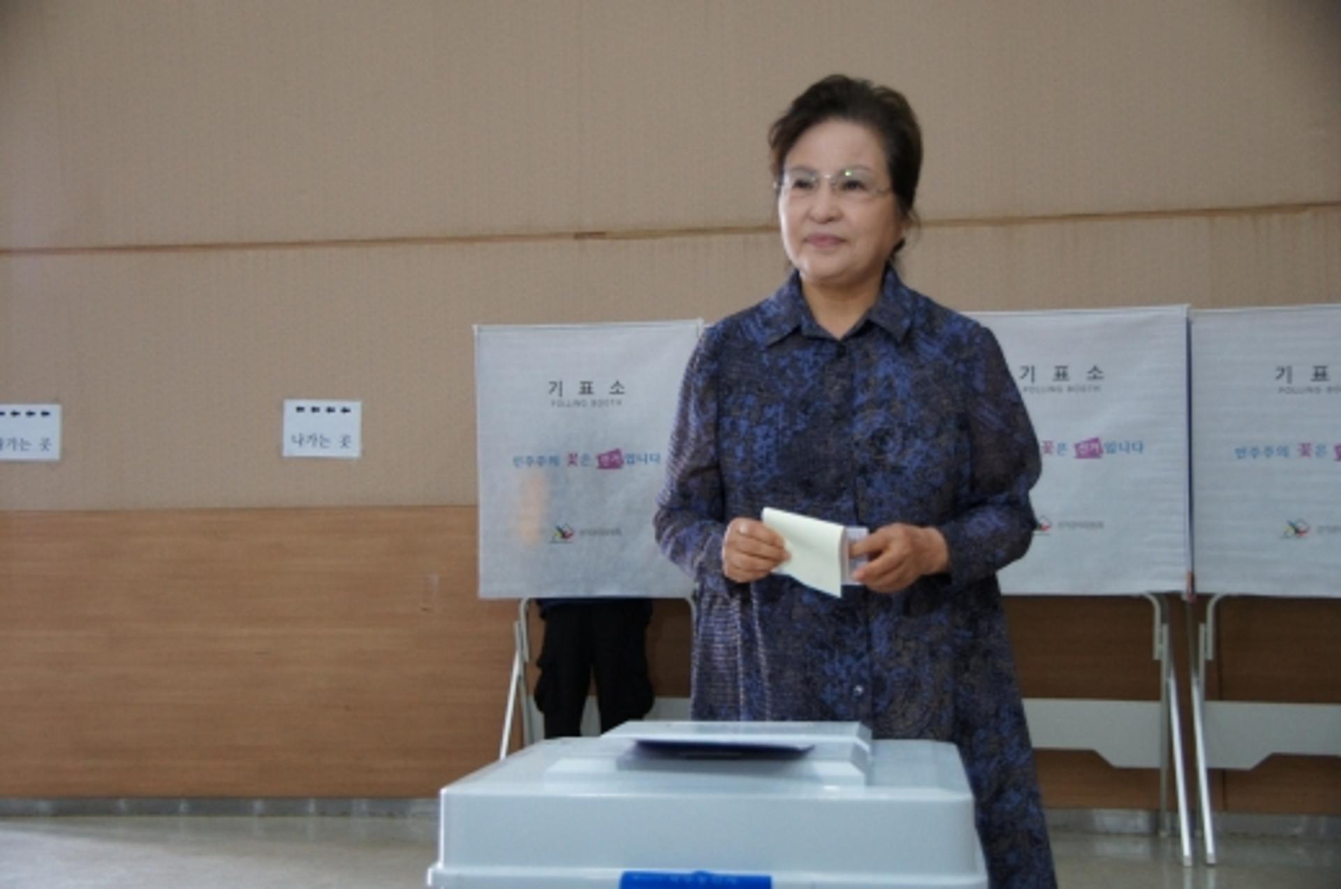 [6·13 지방선거] 故 노무현 전 대통령 부인 권양숙 여사, 투표 참여