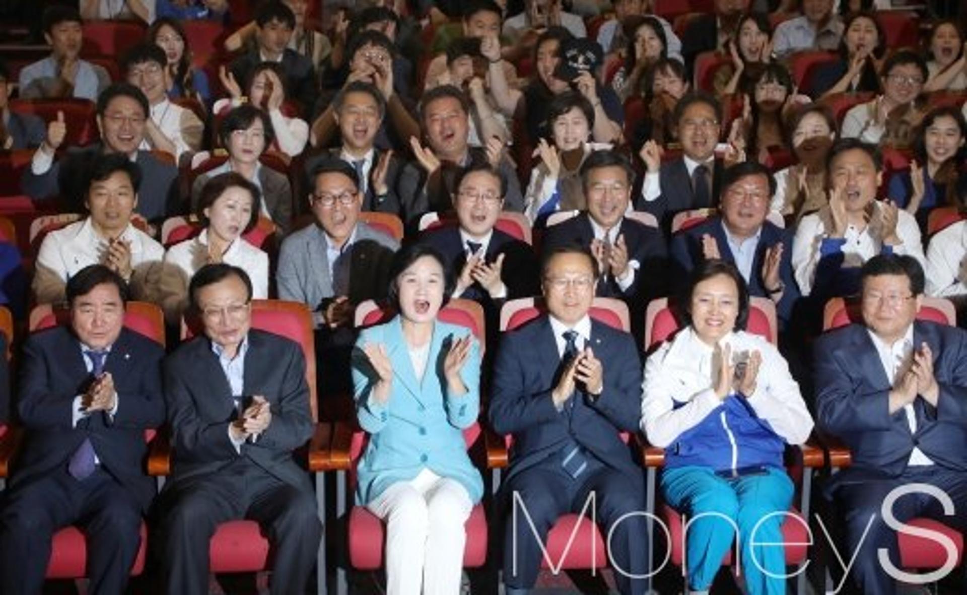 [머니S포토] 6.13 지방선거 출구조사 발표에 환호하는 추미애 민주당 대표