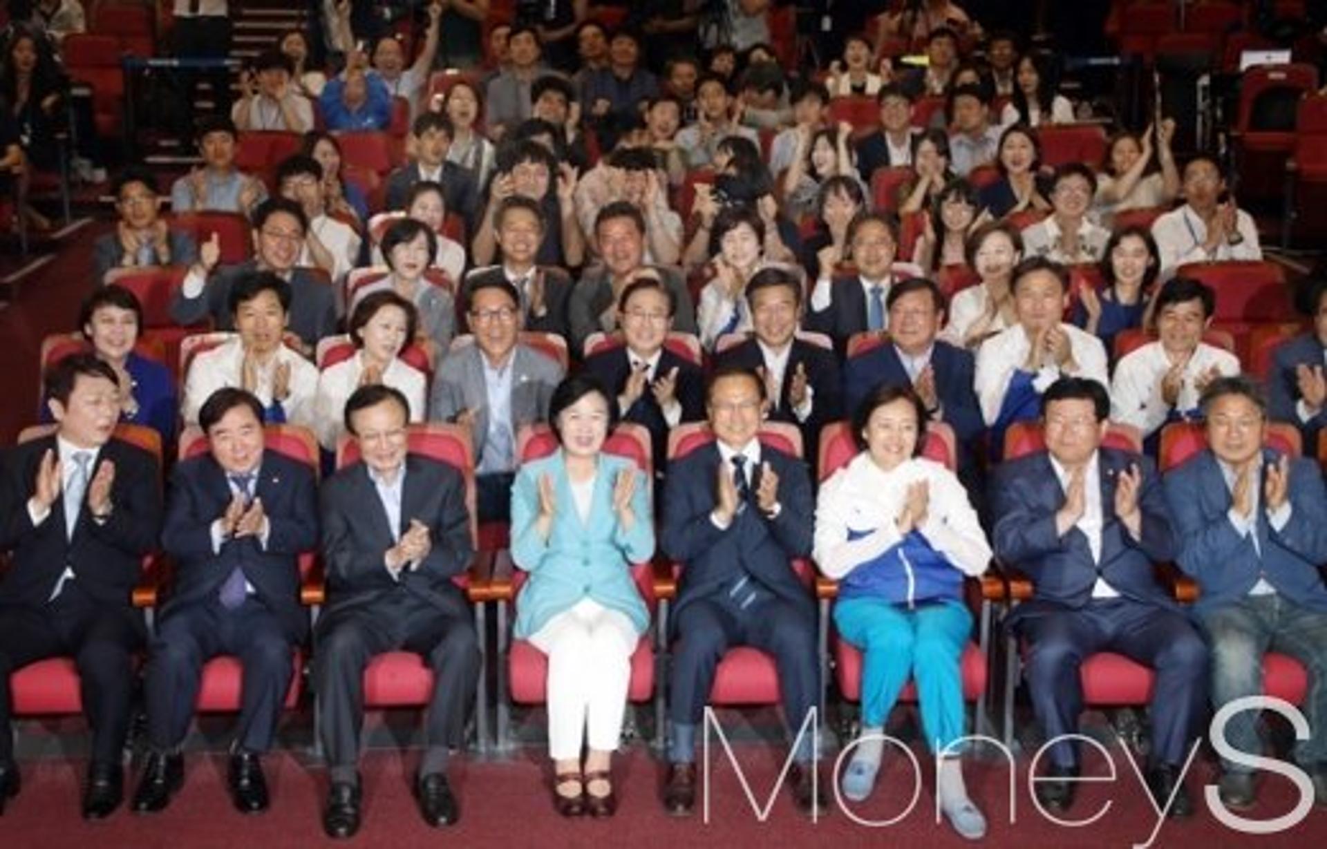 [머니S포토] '민주당 압승' 예측에 환호하는 추미애 대표