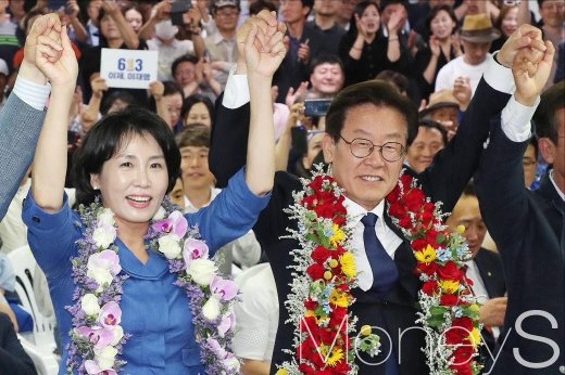 이재명 인터뷰 '말투'+'돌발행동' 논란… 무슨 일?