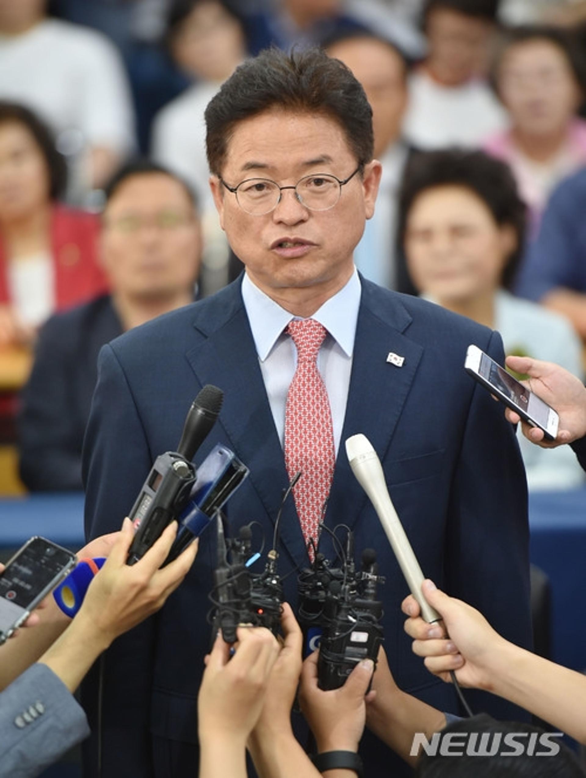 경북도지사 이철우 "홍준표 사퇴 시사, 구질구질한 분 아냐"