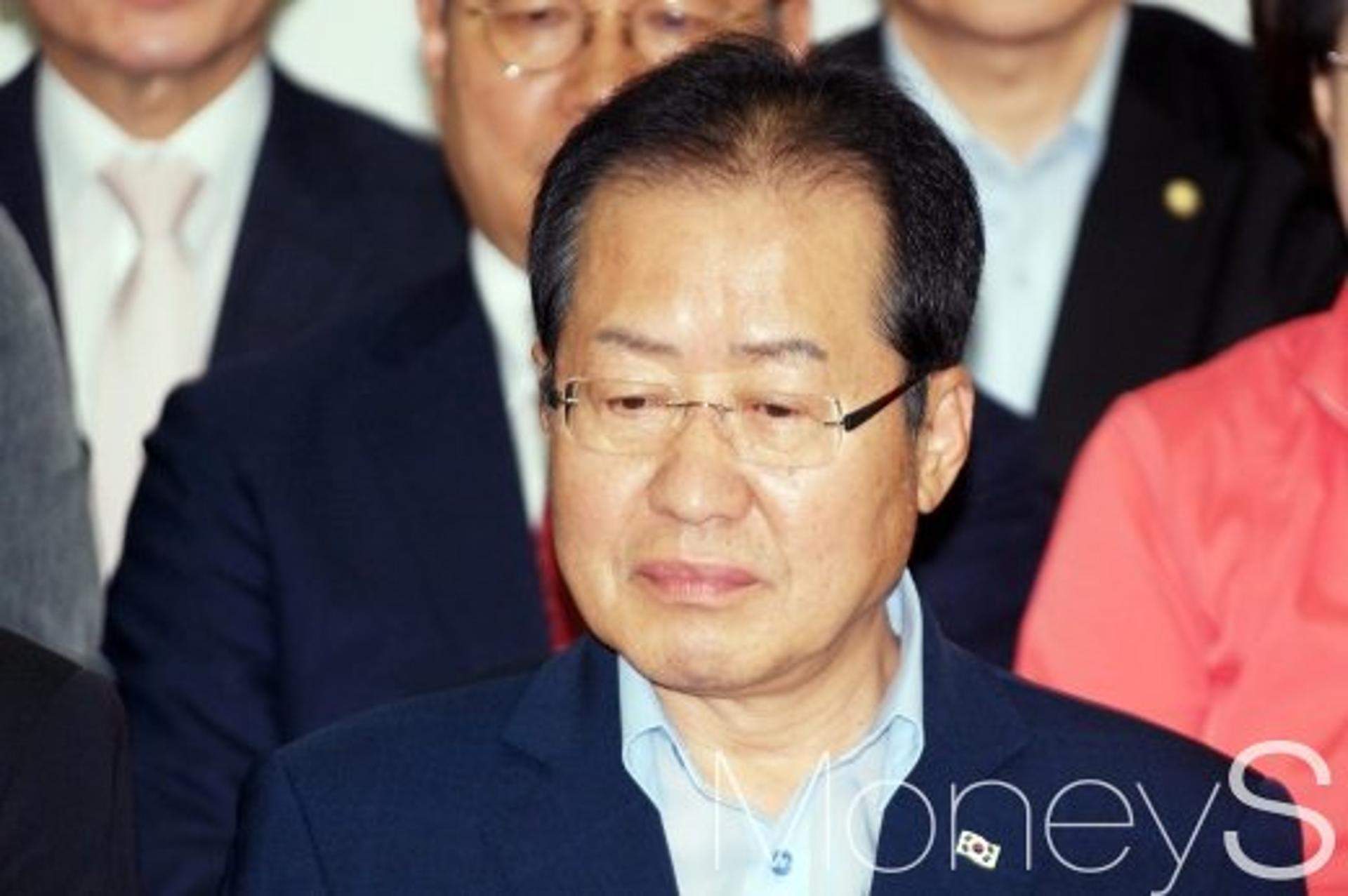 홍준표 대표직 사퇴 "모두 제 잘못, 당 대표직 내려놓겠다"