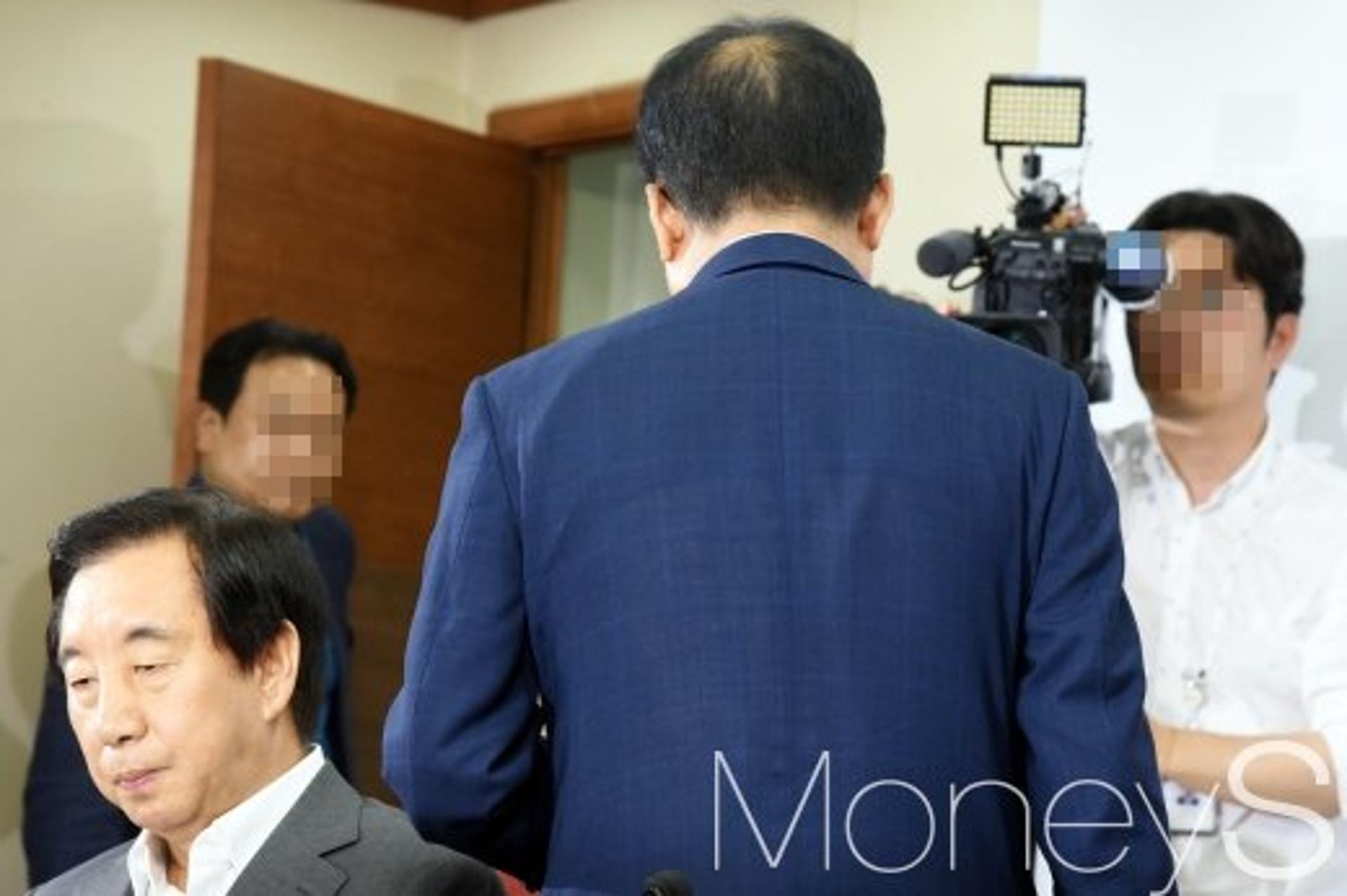 '한국당' 홍준표 대표직 사퇴… 기로에 선 보수