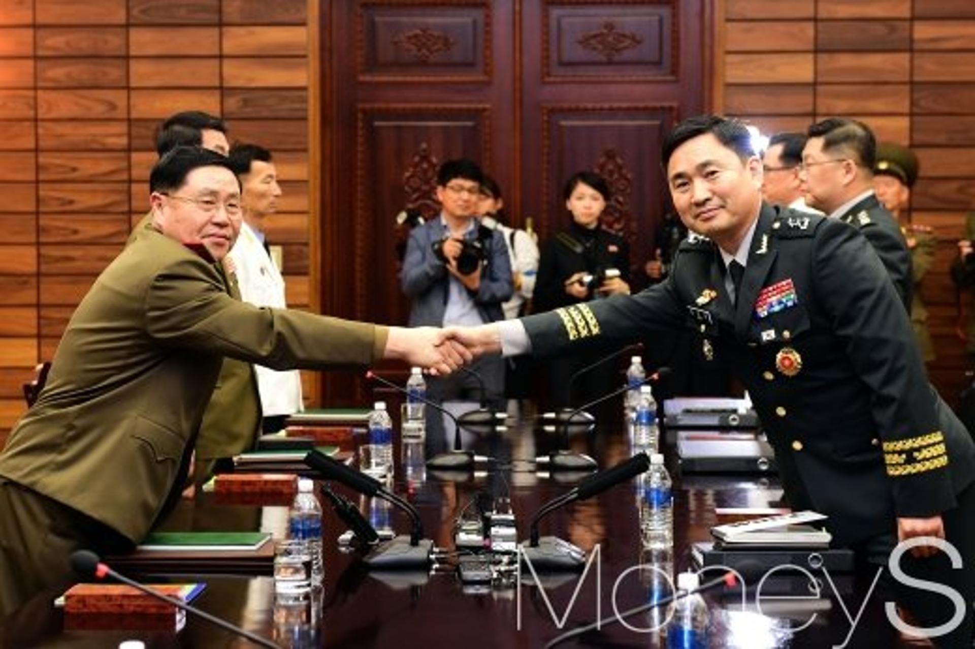 남북 군사회담, '군 통신선 복구' 합의 불구… 北, 불만표출 '왜?'