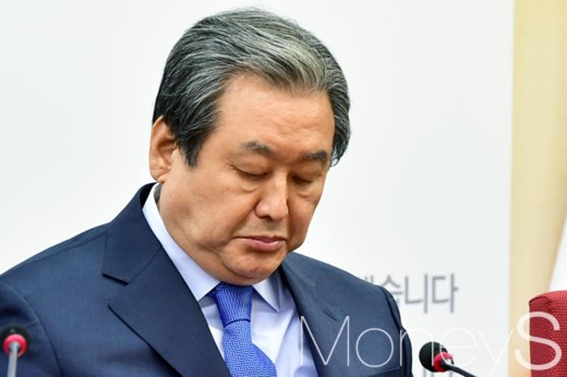 김무성, 2020년 총선 불출마… "보수정당 재건 위해 내려놓을 것"