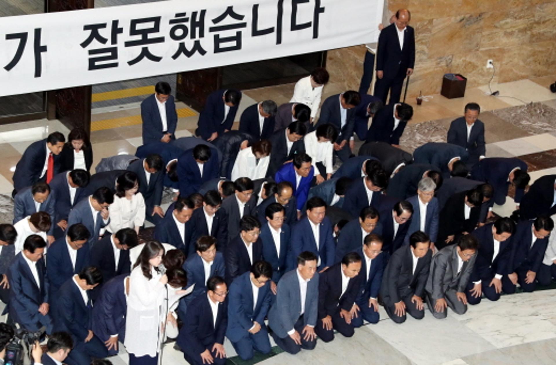 자유한국당, 무릎꿇고 읍소해도 비난 여전 "위장사과쇼 그만하라"
