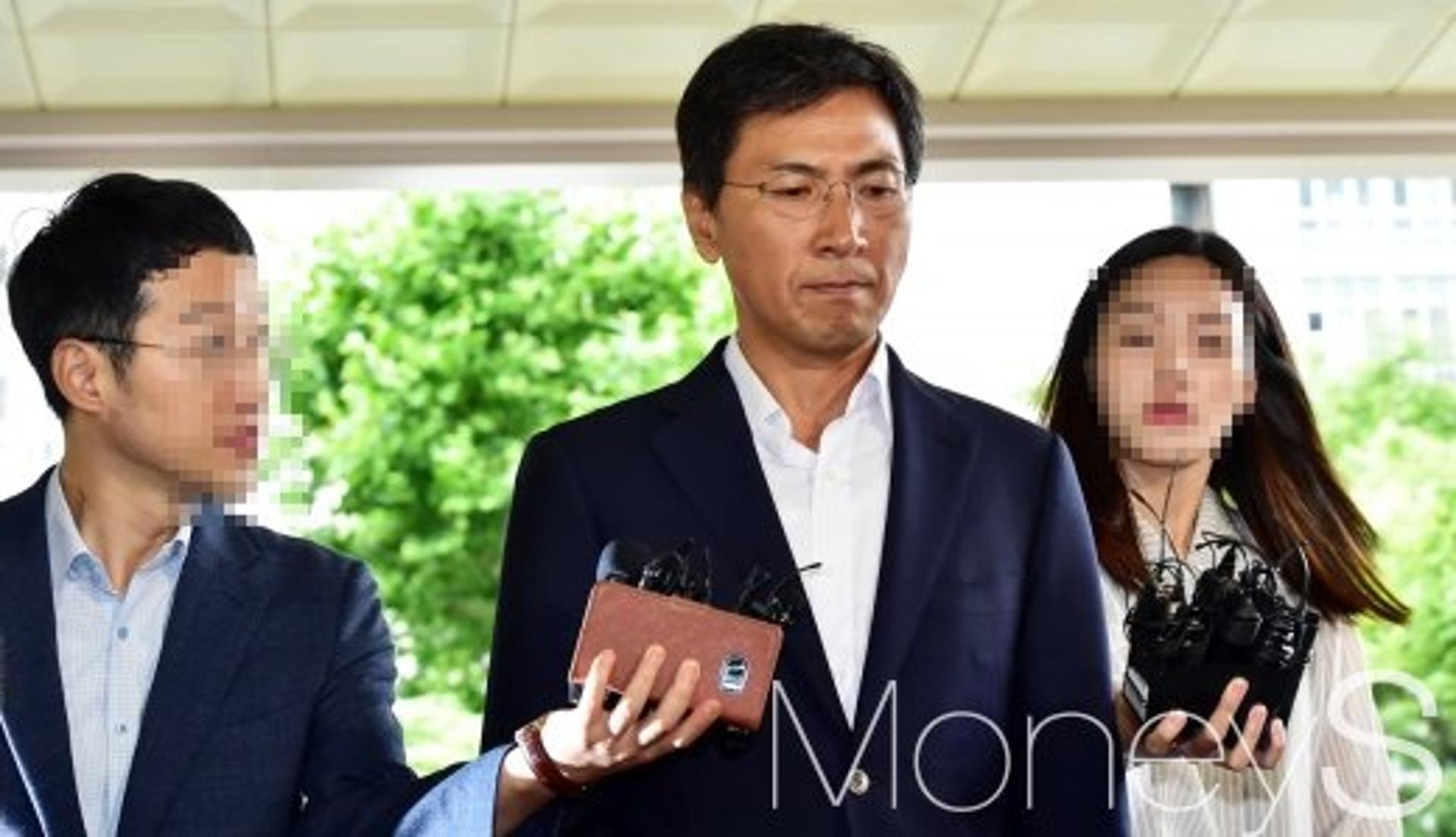 '성폭행 혐의' 안희정 법정출석, 취재진 질문에 '……'