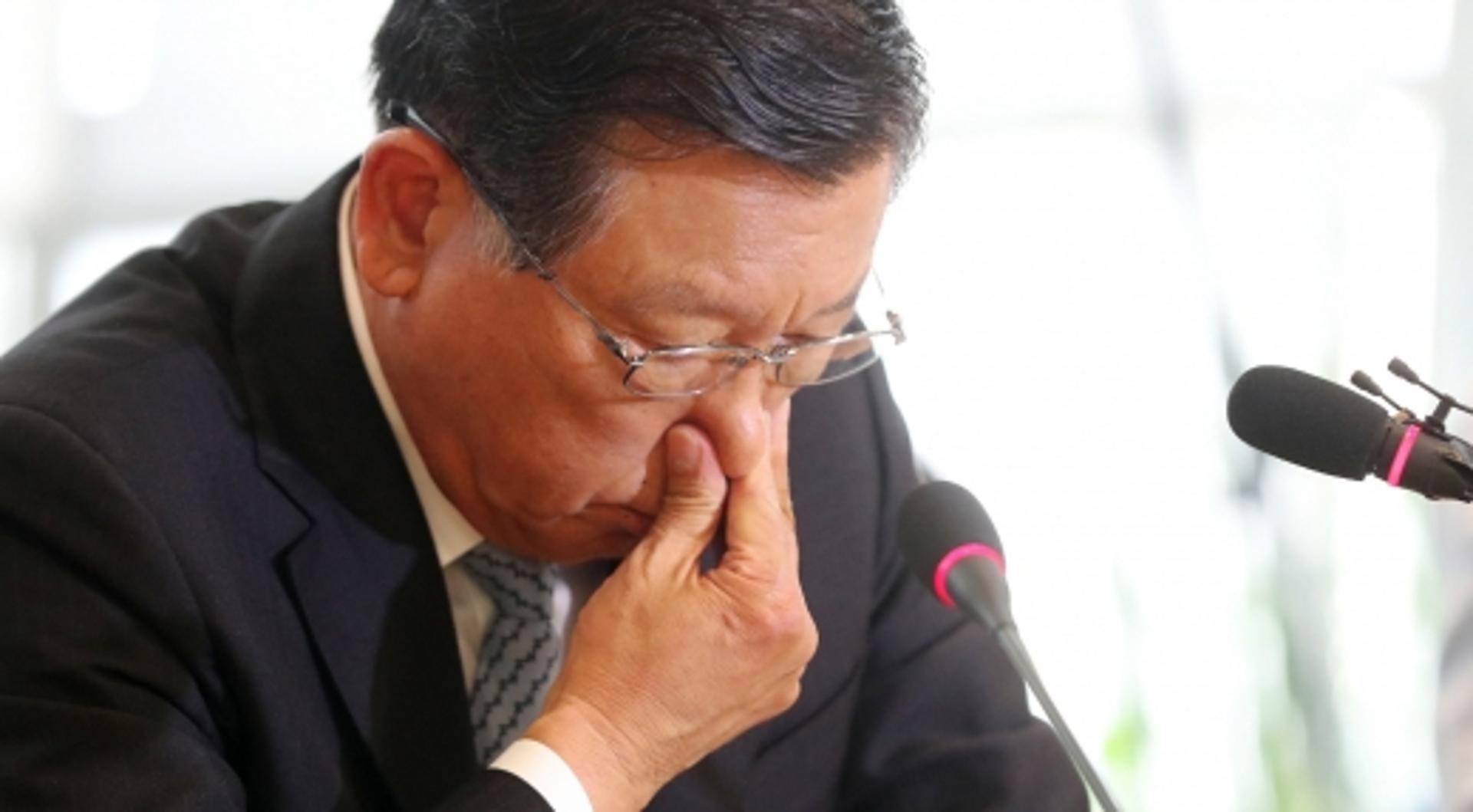 “새빨간 장미만큼 회장님 사랑해”… 아시아나 여승무원, 박삼구 회장 찬양송 논란