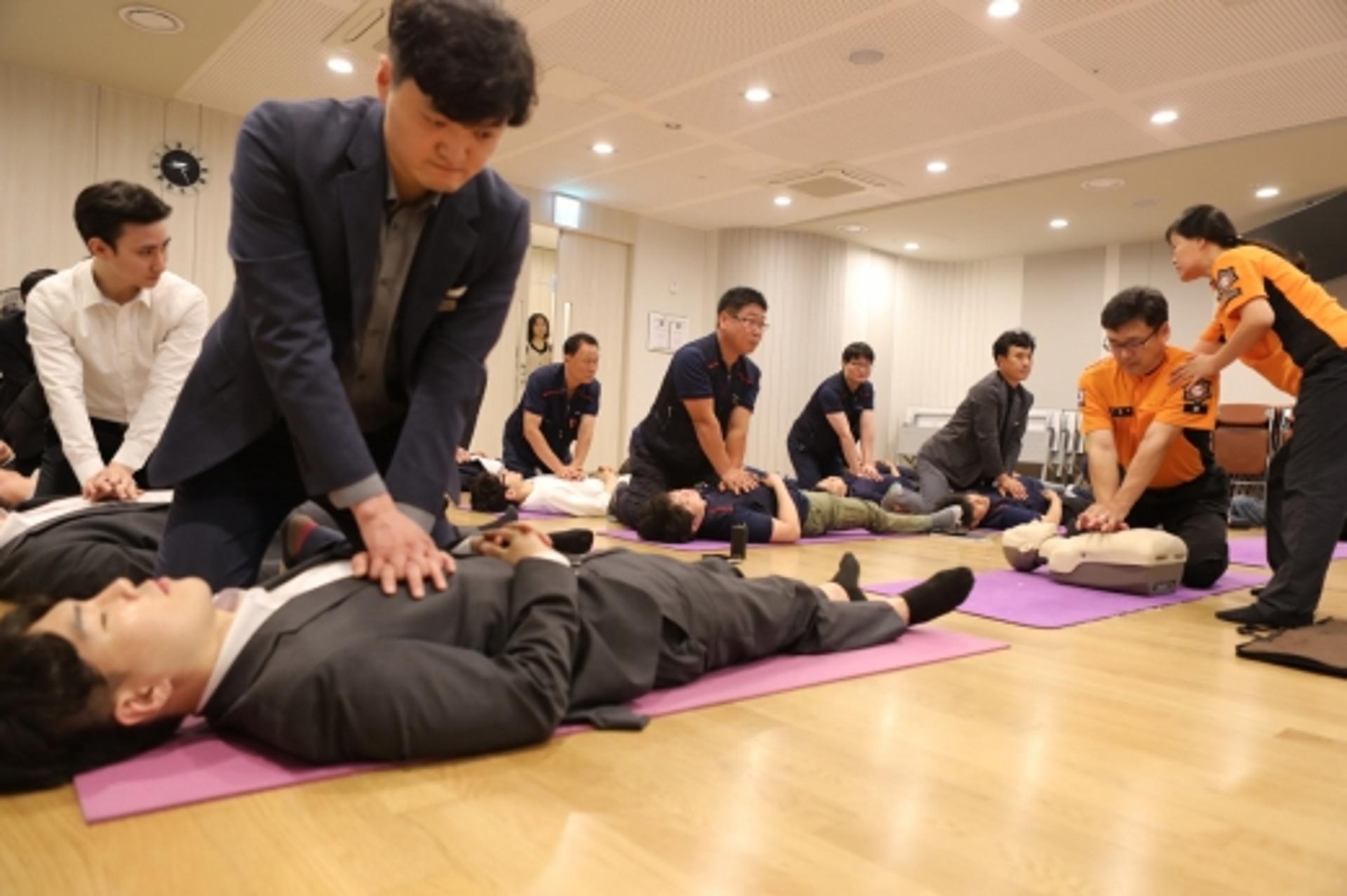 롯데백광주점, 현장 직원 '심폐소생술' 교육