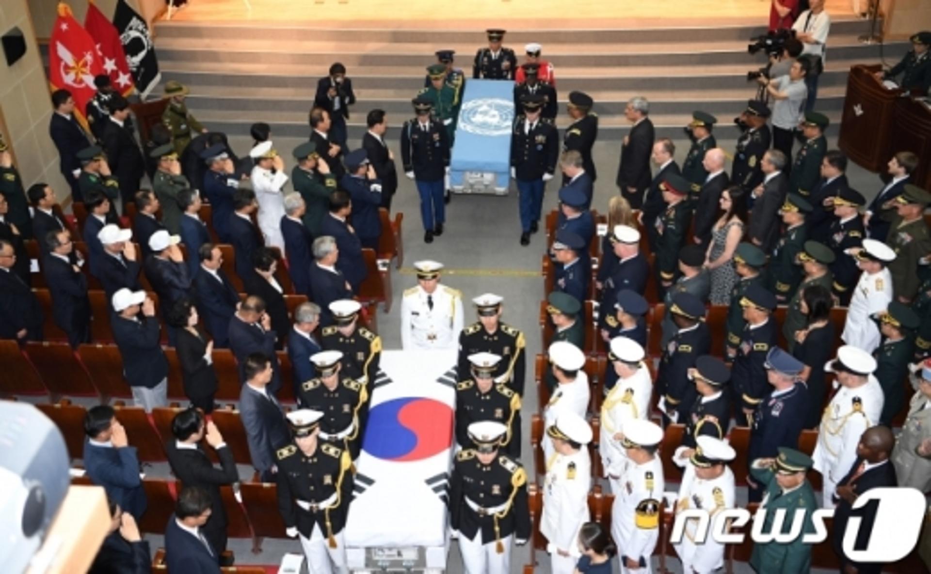 [속보] 미군 유해 실은 수송기 오산 공군기지 도착