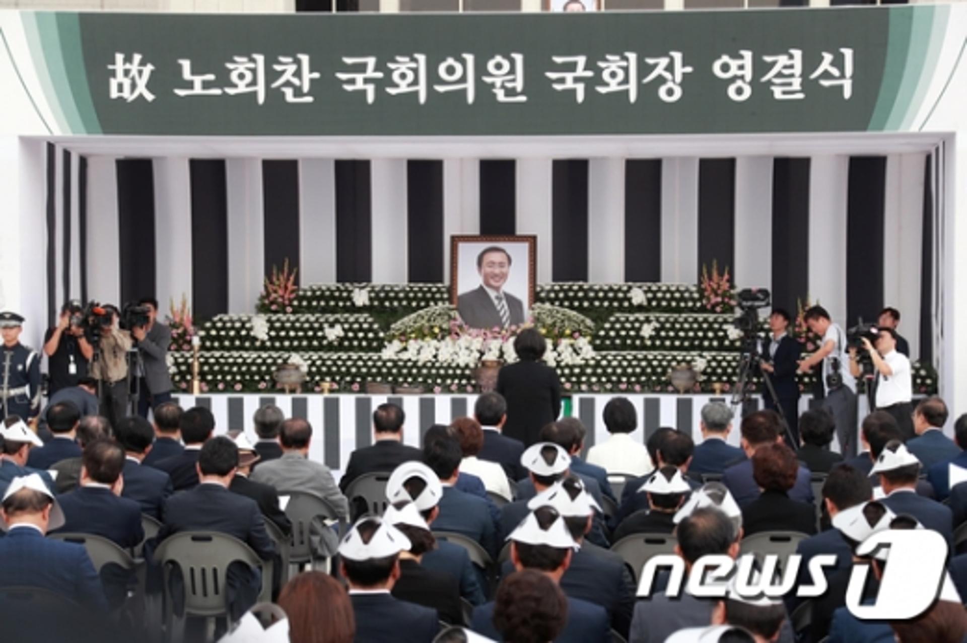 노회찬 의원 영결식, 눈물 속 엄수… "영원한 평안 누리시길"