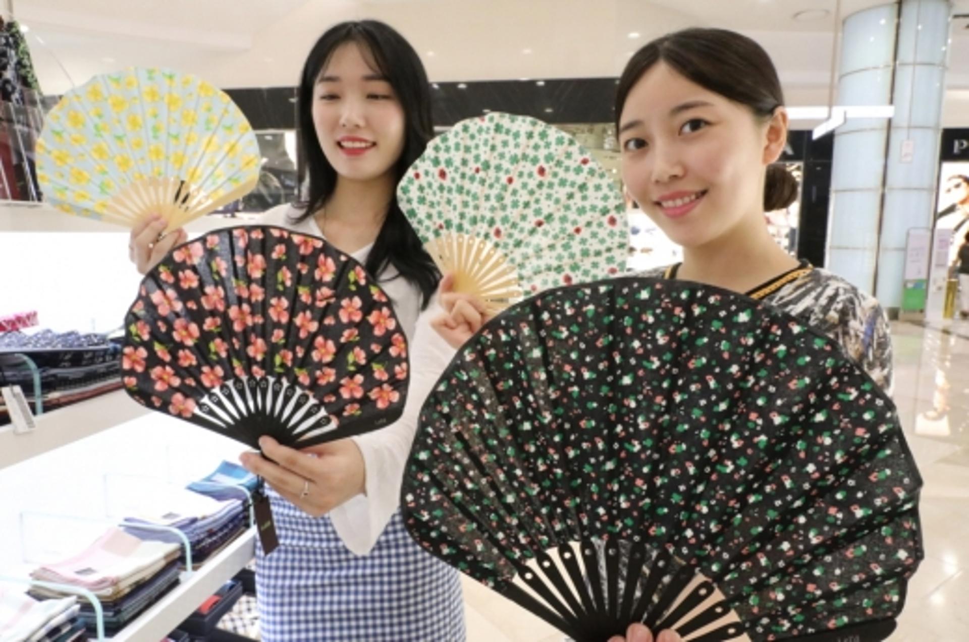 롯데백광주점, 알록달록 패션 부채 선보여