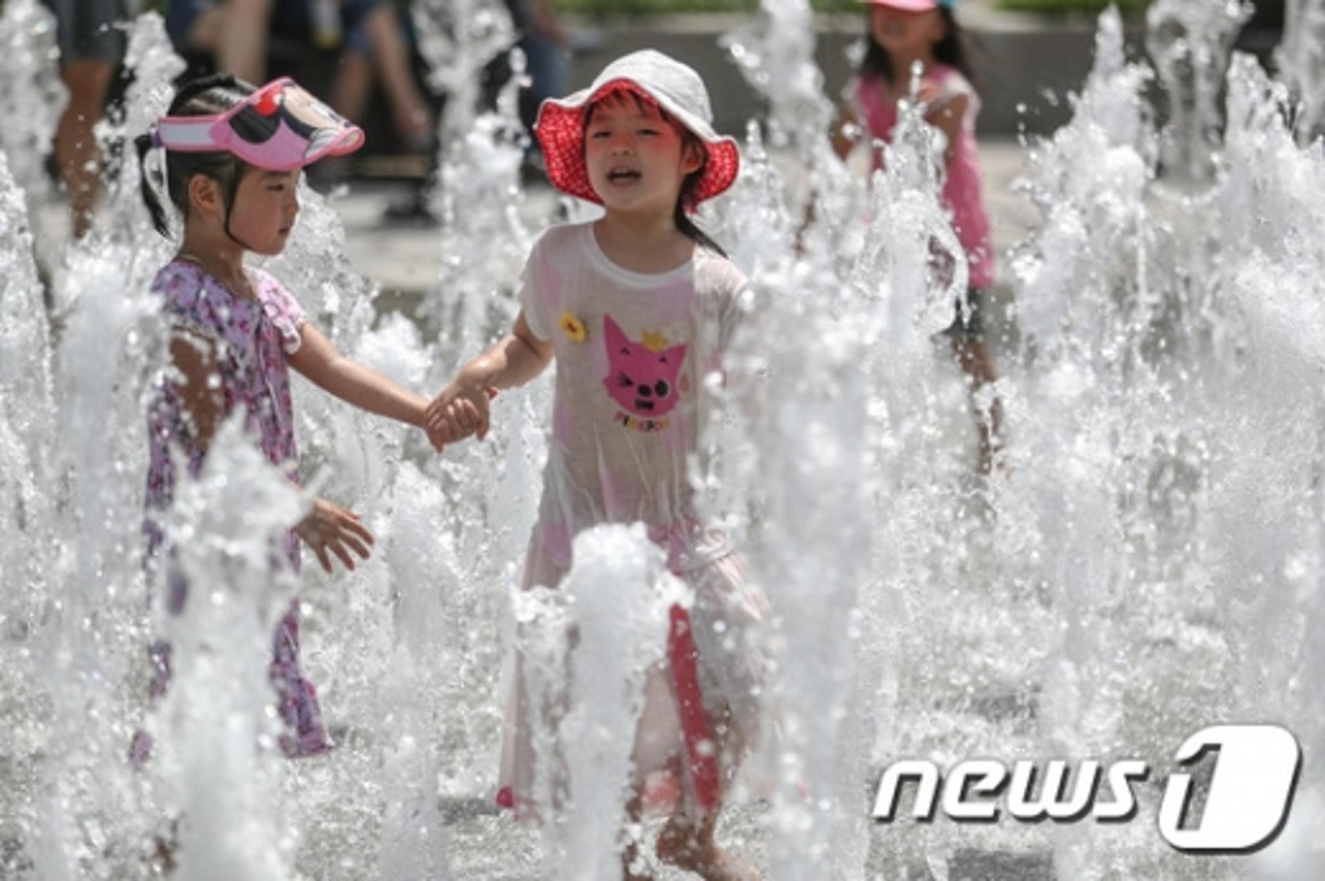 [오늘날씨] 펄펄 끓는 가마솥 더위… 40도 육박 폭염 지속