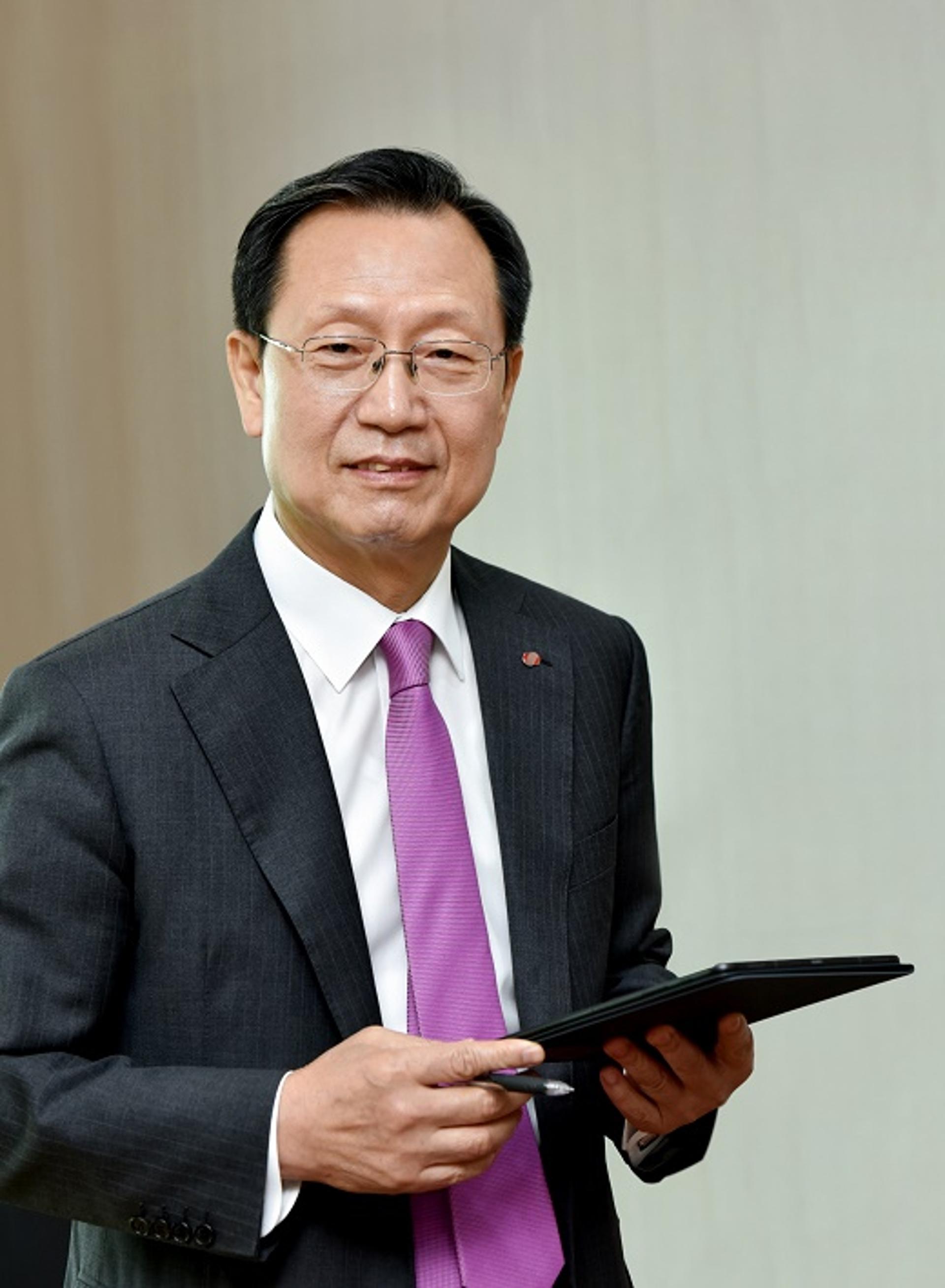 [CEO] 취임 넉달만에 '삼중고'