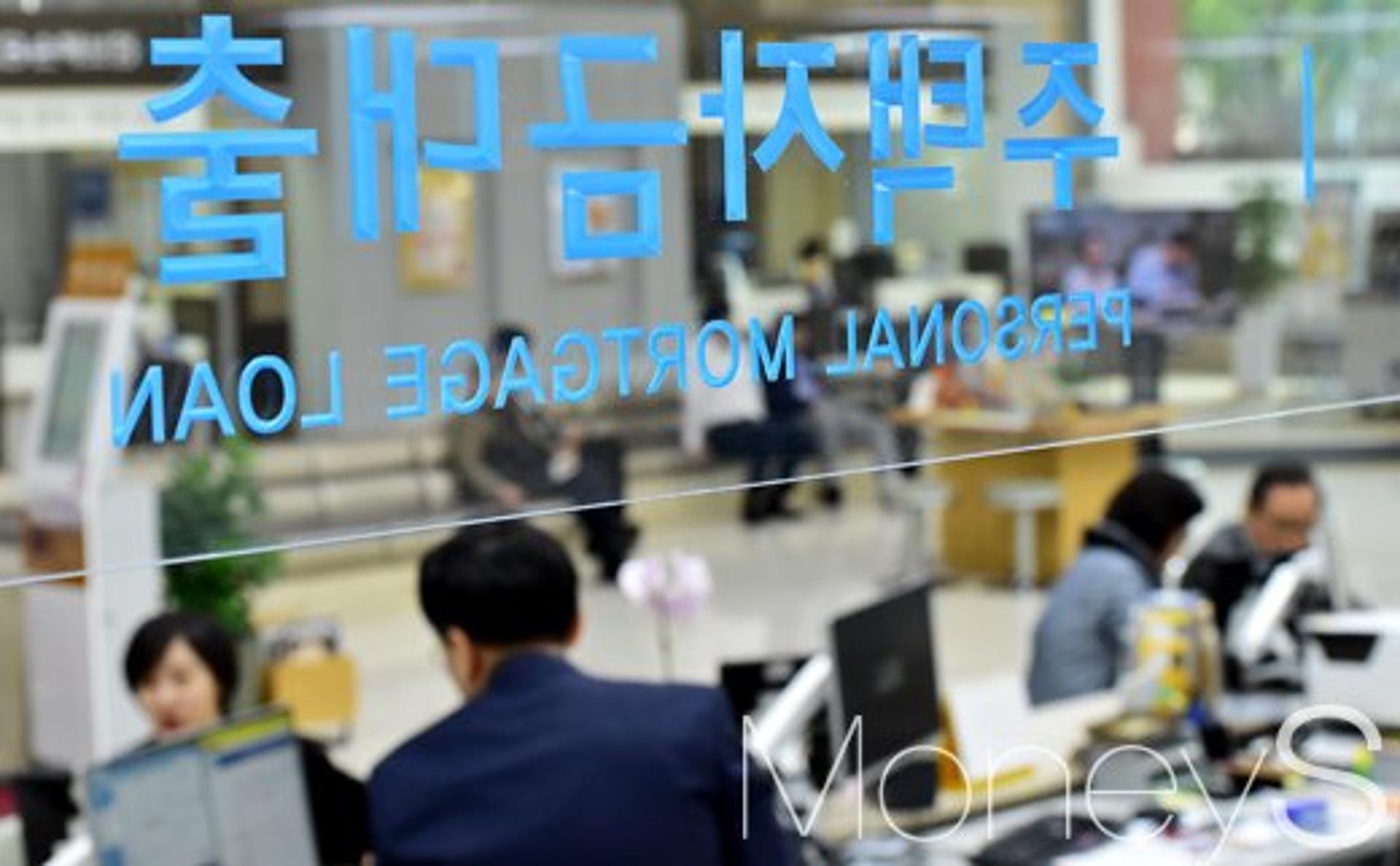 [이기자의 친절한 금융] 위기의 자영업자, '묵은 빚' 털어내는 법