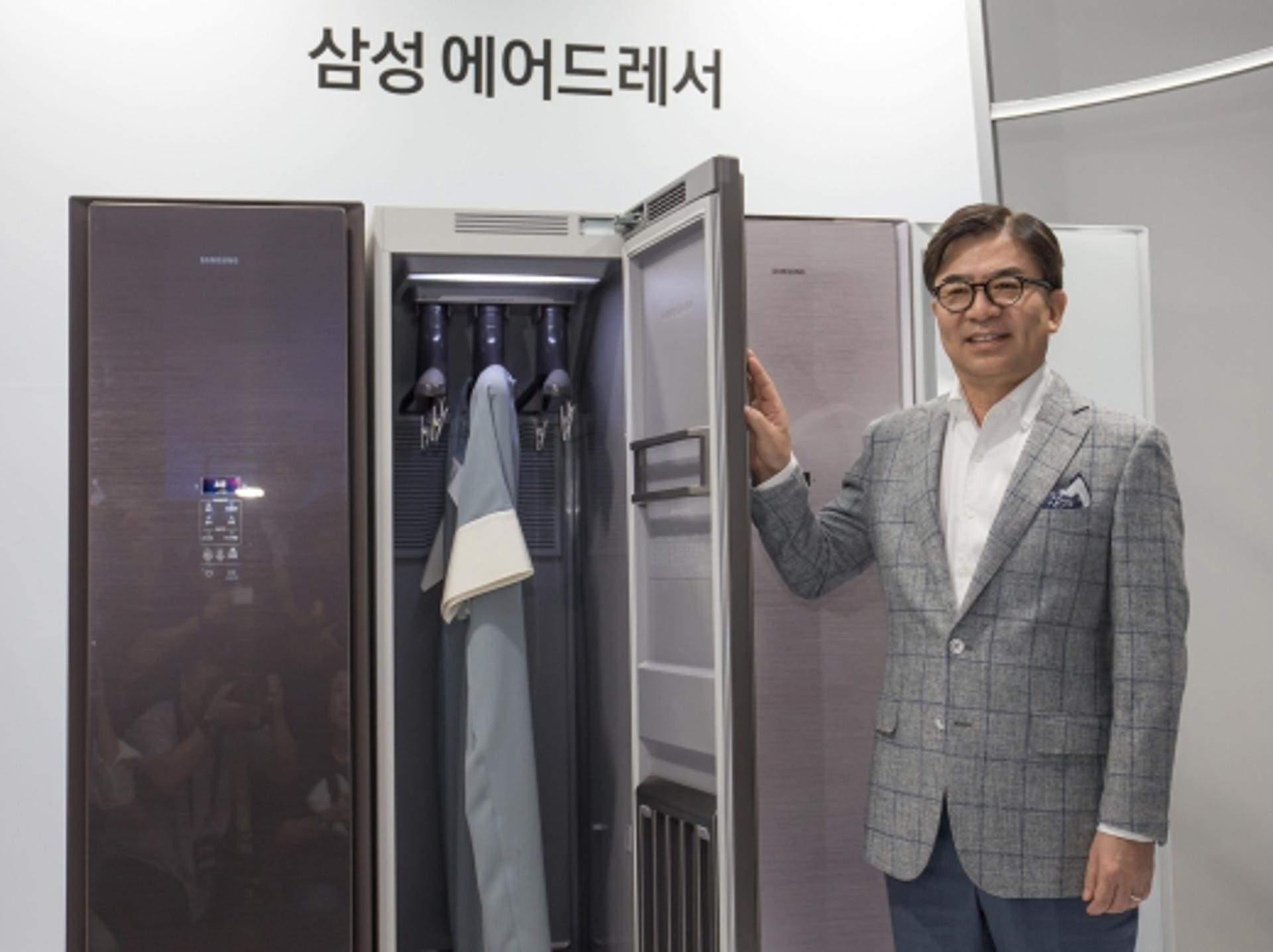 삼성전자, 의류청정기 '에어드레서' 첫선… LG전자 아성 넘나