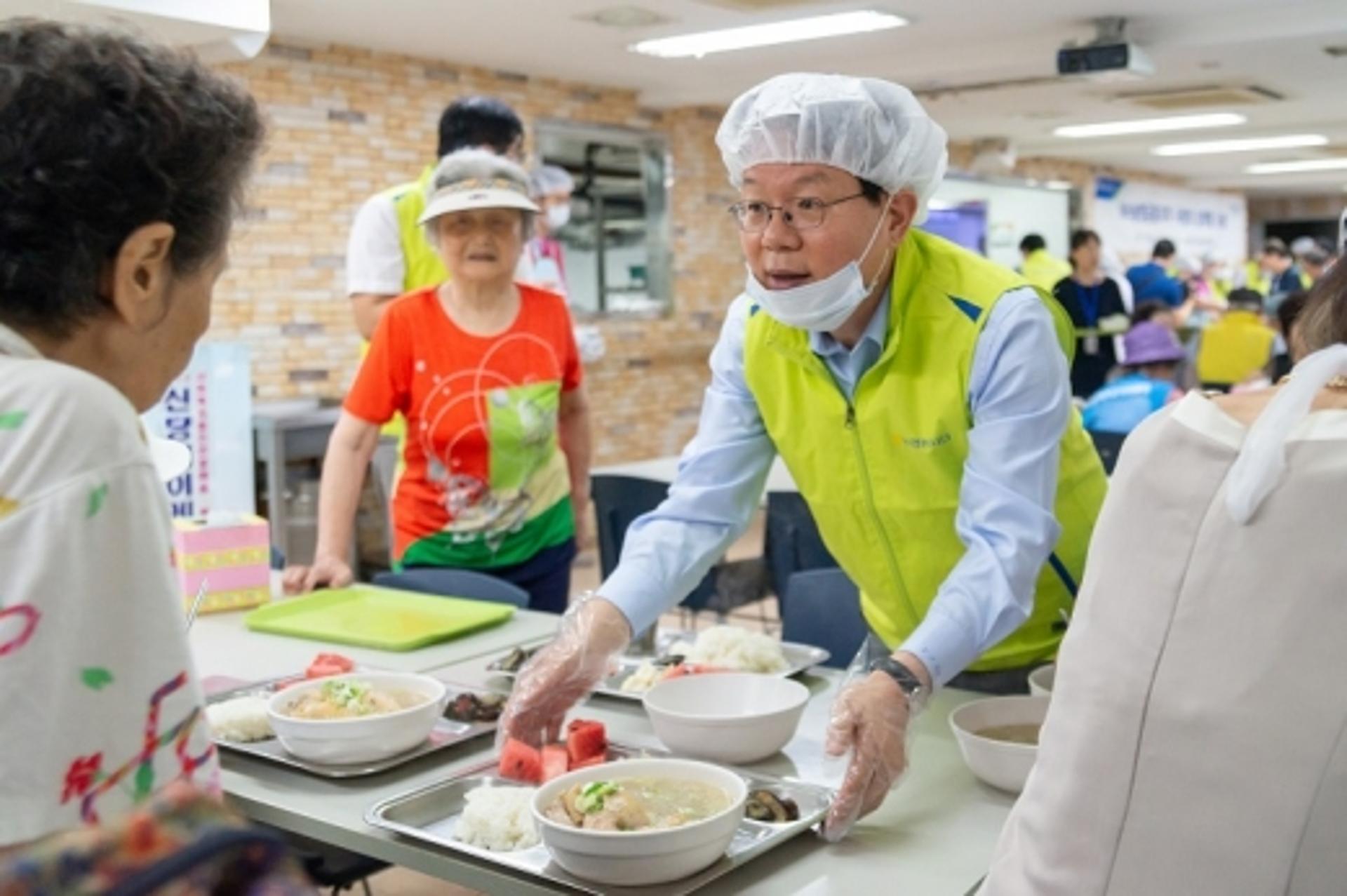 김광수 NH농협금융회장, 어르신 삼계탕 나눔 행사