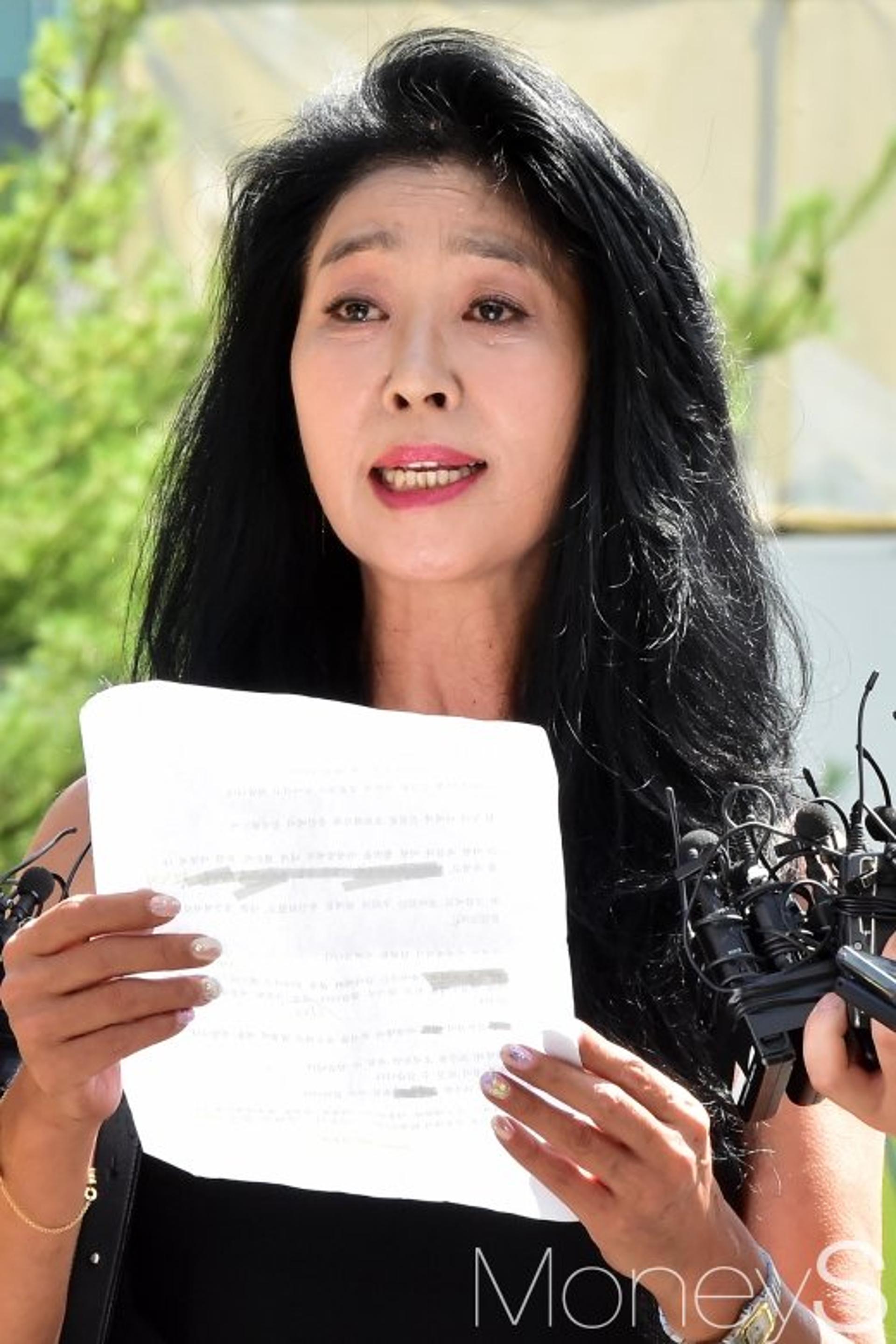 '경찰출석' 김부선 "이재명, 날 정신병자로 만들었다"