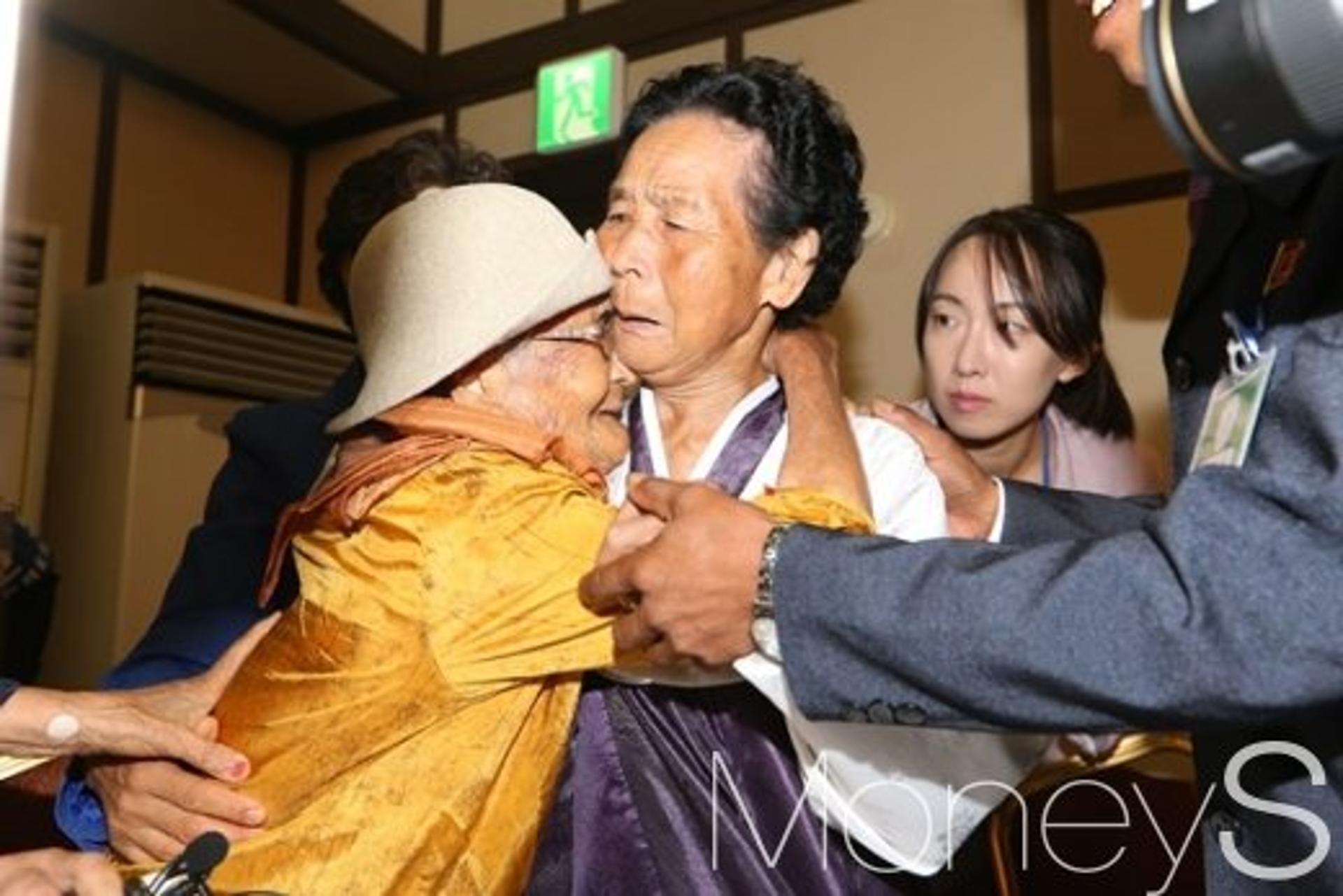[머니S포토] 2차 이산가족 상봉, 자매끼리 '눈물의 포옹'