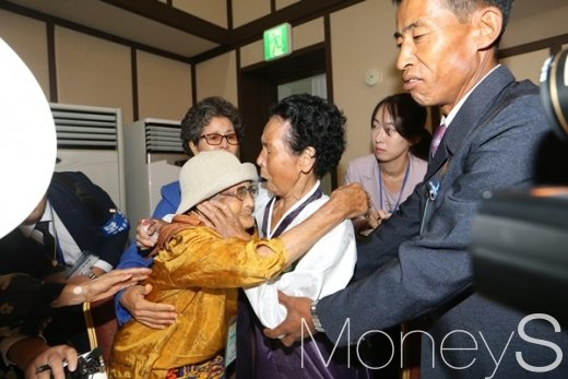 [머니S포토] 최고령 할머니, 북측 동생과 '감격스런 재회'