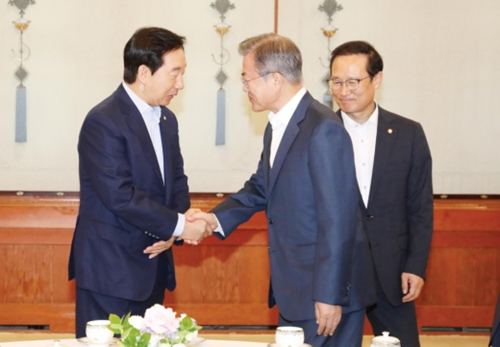 “한국정치 문제는 보수의 부패·분열” 49%… 해법은?