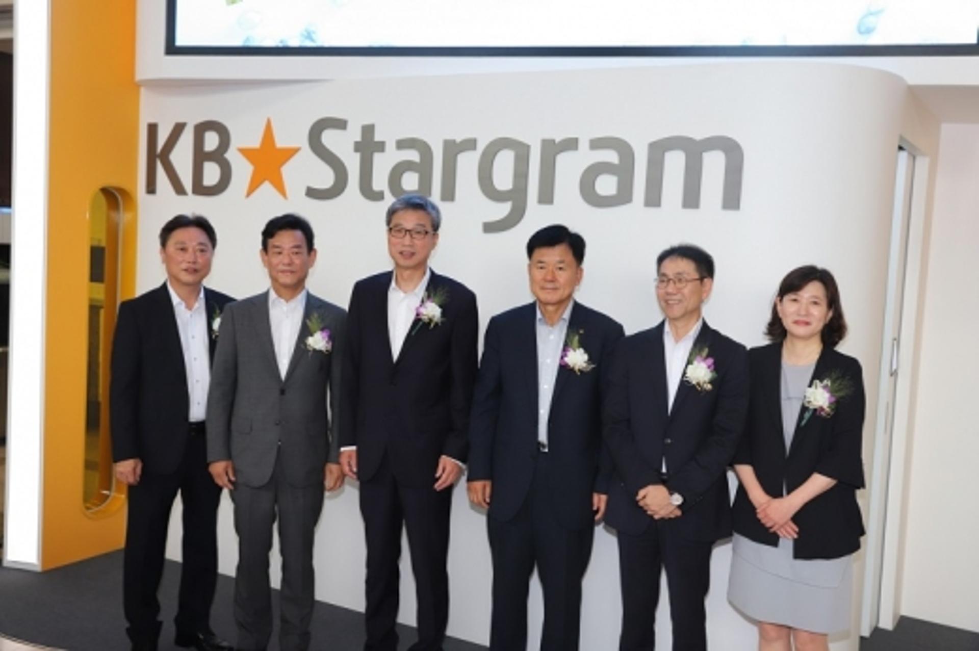 KB국민은행, BTS와 사진 찍는 '가상포토부스' 오픈