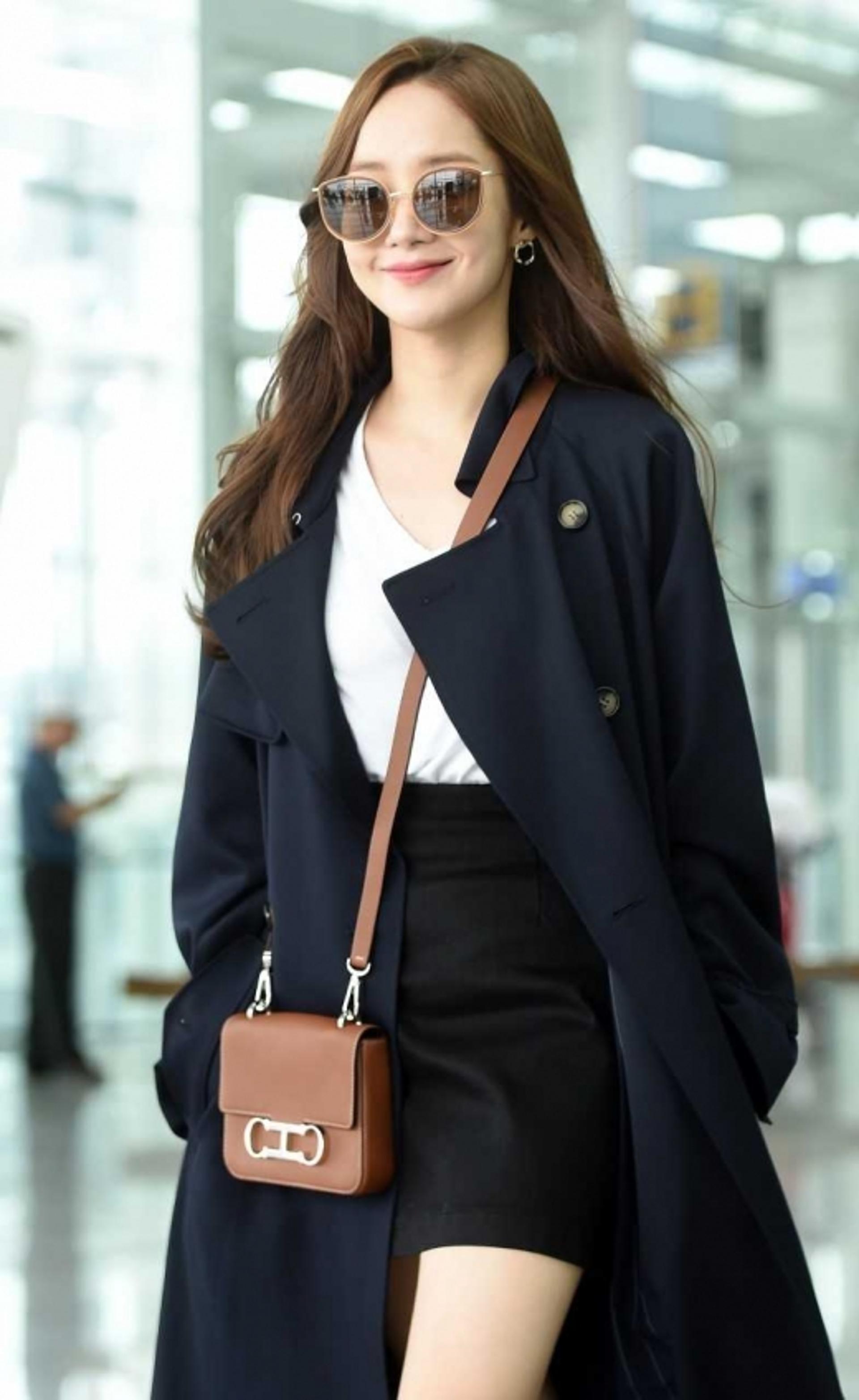 [★공항패션] 박민영, 블랙 트렌치코트+스커트… "가을이 성큼"