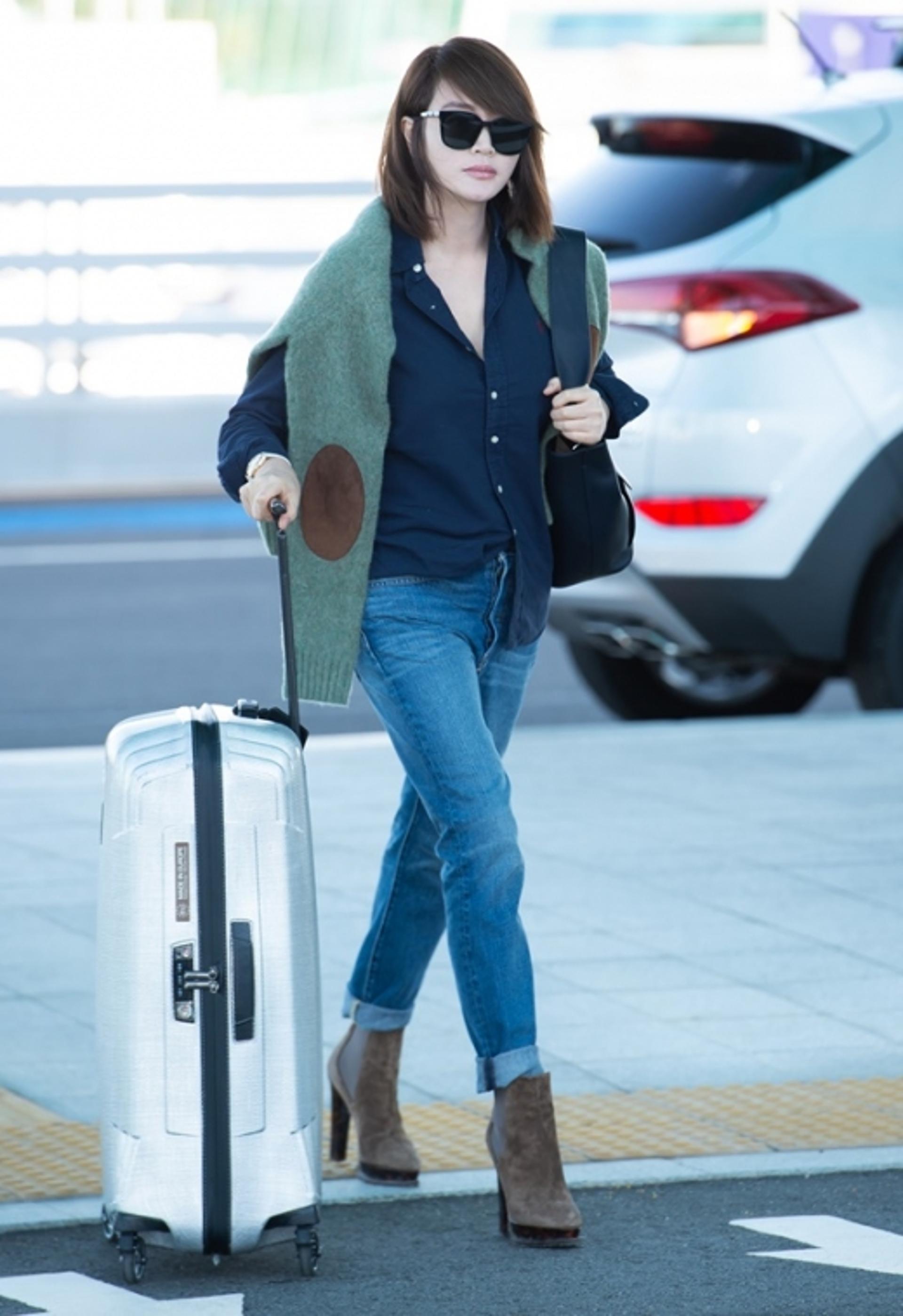 [★공항패션] 김혜수, 데님팬츠도 시크하게