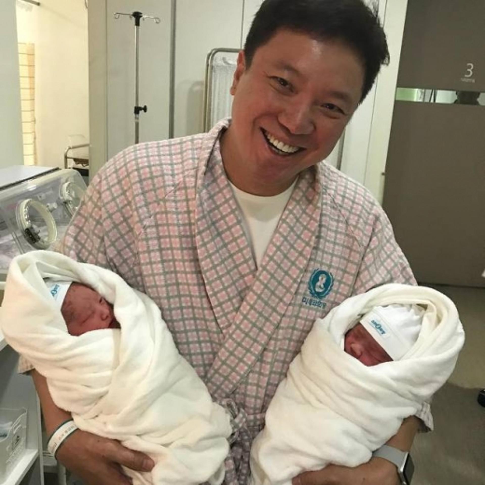 '쌍둥이 출산' 정성화, 다둥이 아빠 됐다… "여보 고생 많았어요"