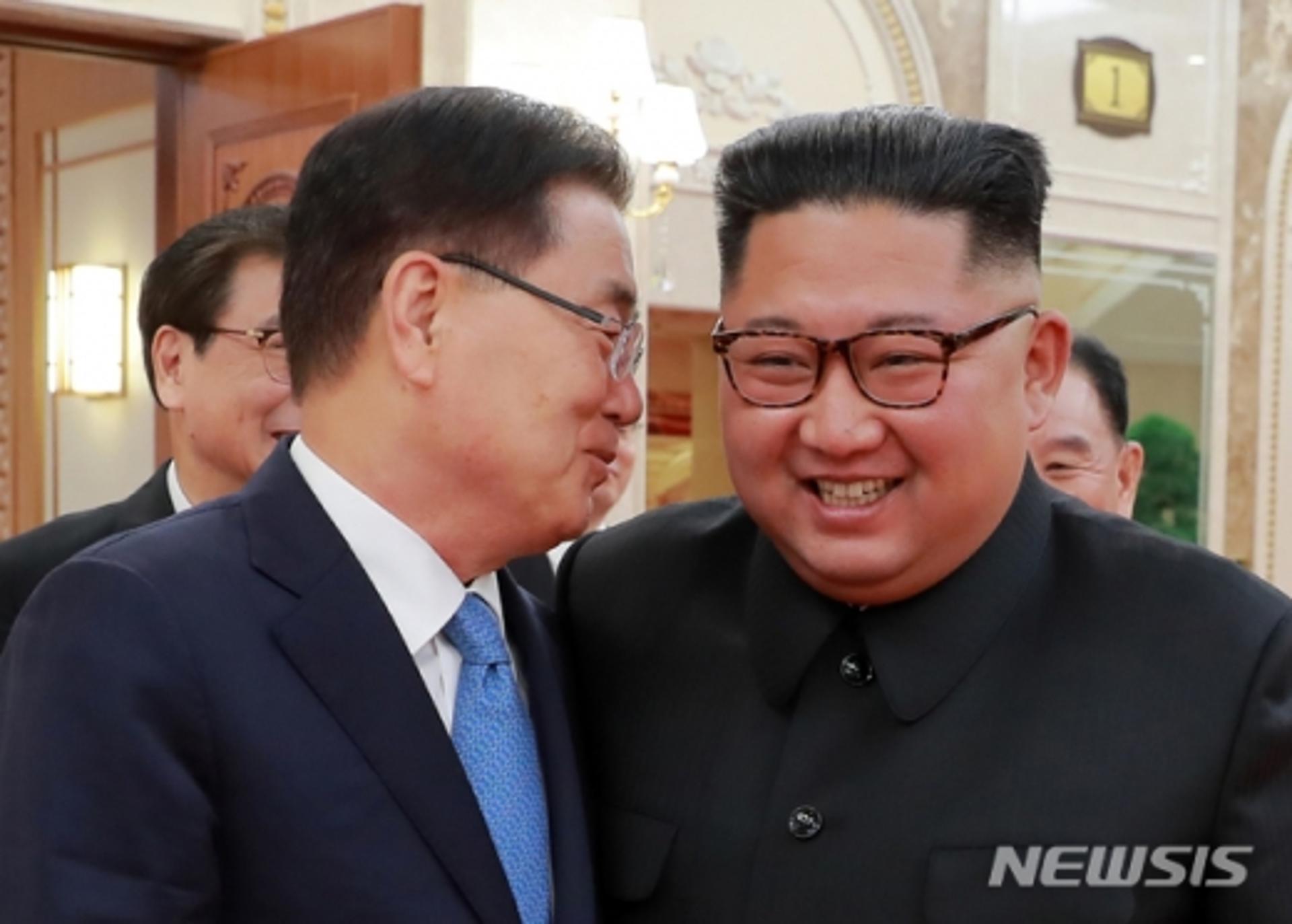 '대통령 특사' 정의용, 중국 양제츠 만나 방북 결과 설명