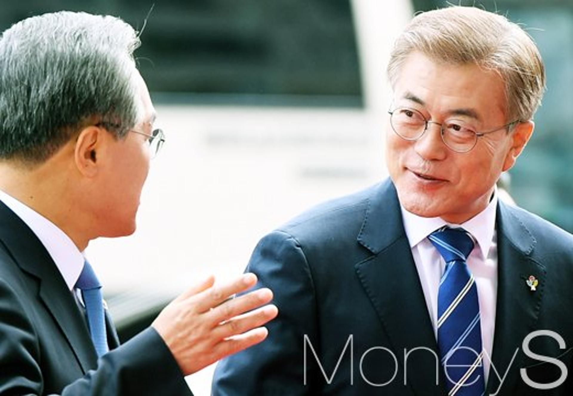 [남북정상회담] 문 대통령, 전용기 탑승… 평양 향해 곧 출발(속보)