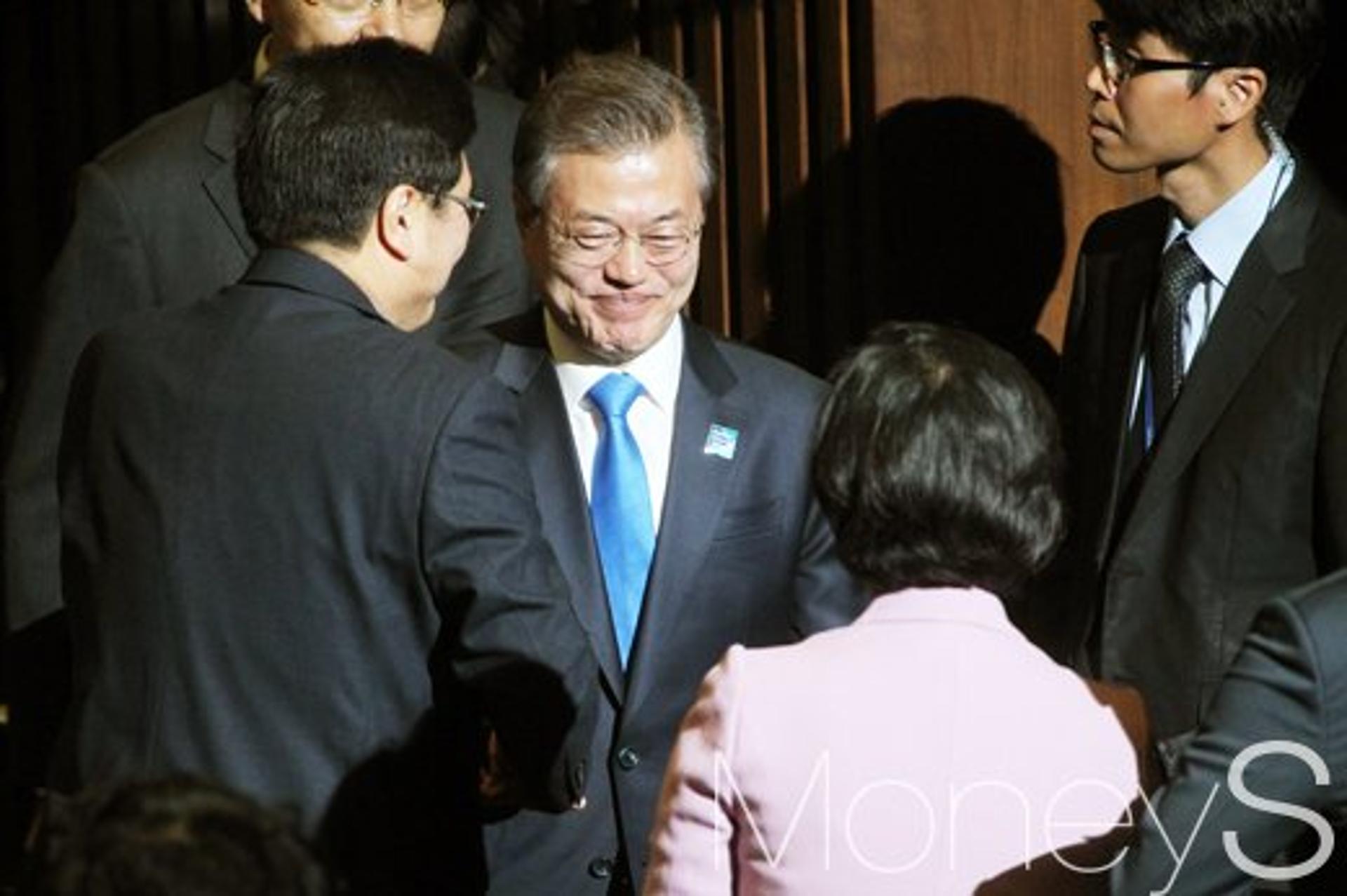 [남북정상회담] 문 대통령, 전용기 탑승… 서해 직항로 거쳐 평양행(속보)