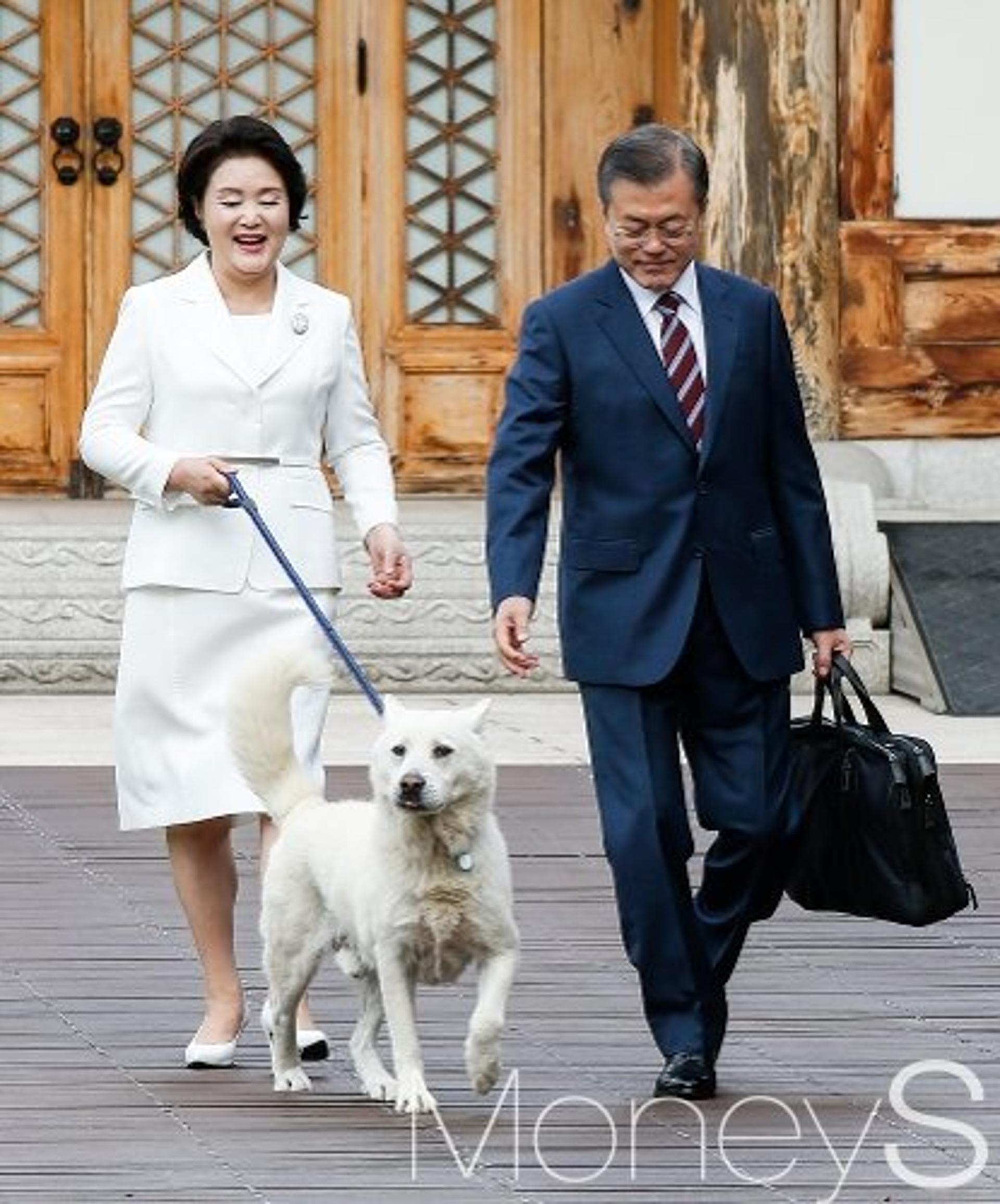 [머니S포토] 남북정상회담, 문 대통령 내외 웃으며 관저 출발