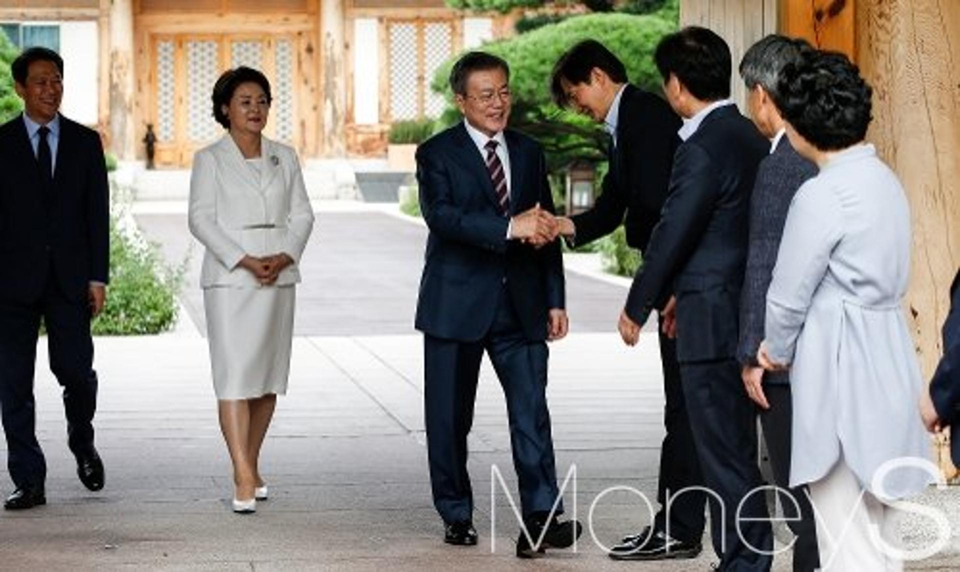[머니S포토] 남북정상회담, 환송 받으며 관저 나서는 문 대통령 내외